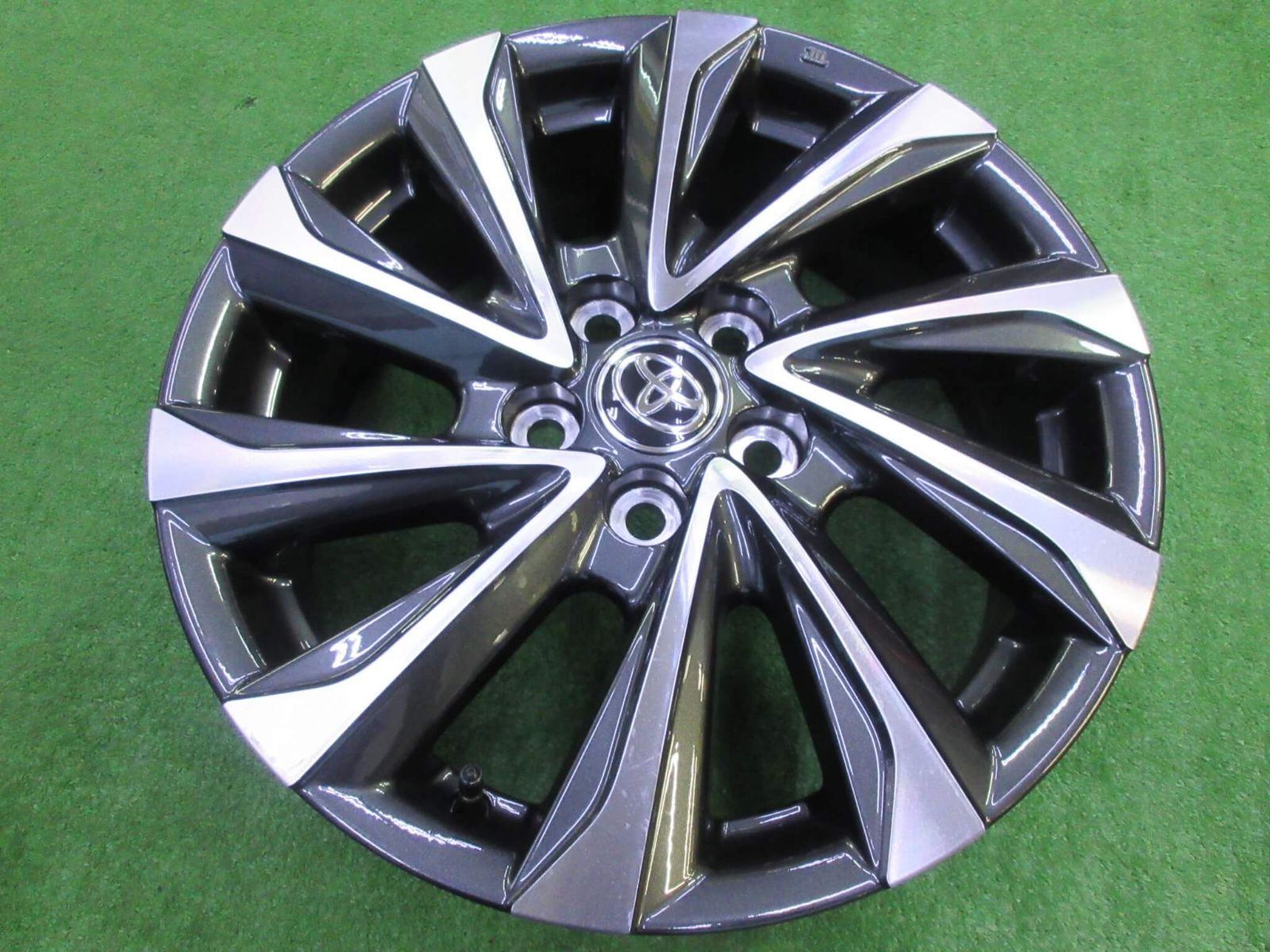 トヨタ 90系ヴォクシーＳ-Ｚ純正ホイール 6J-17 5H114.3 40 新車外しの為程度良好です♪