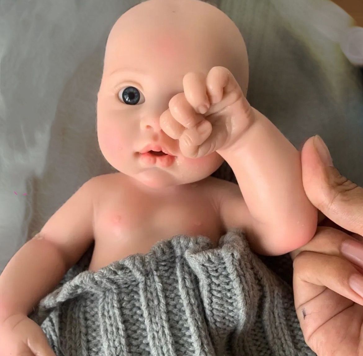 見た目がリアルすぎる」本物の新生児にそっくりな人形“リボーンドール