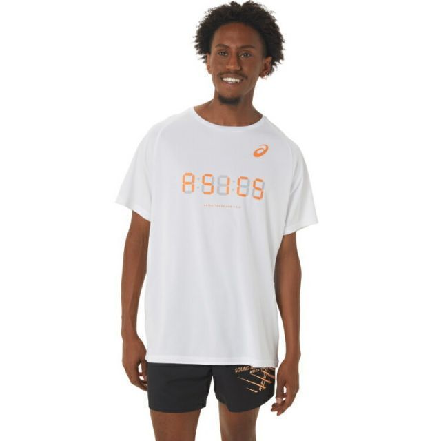 asics アシックス MEN DIGITAL CLOCK GRAPHIC ブリリアントホワイト XS 2091A624 100 | スポーツ スポーツウェア 陸上 ランニング ジョギング マラソン グラフィック半袖シャツ プリントTシャツ トップス 速乾 快