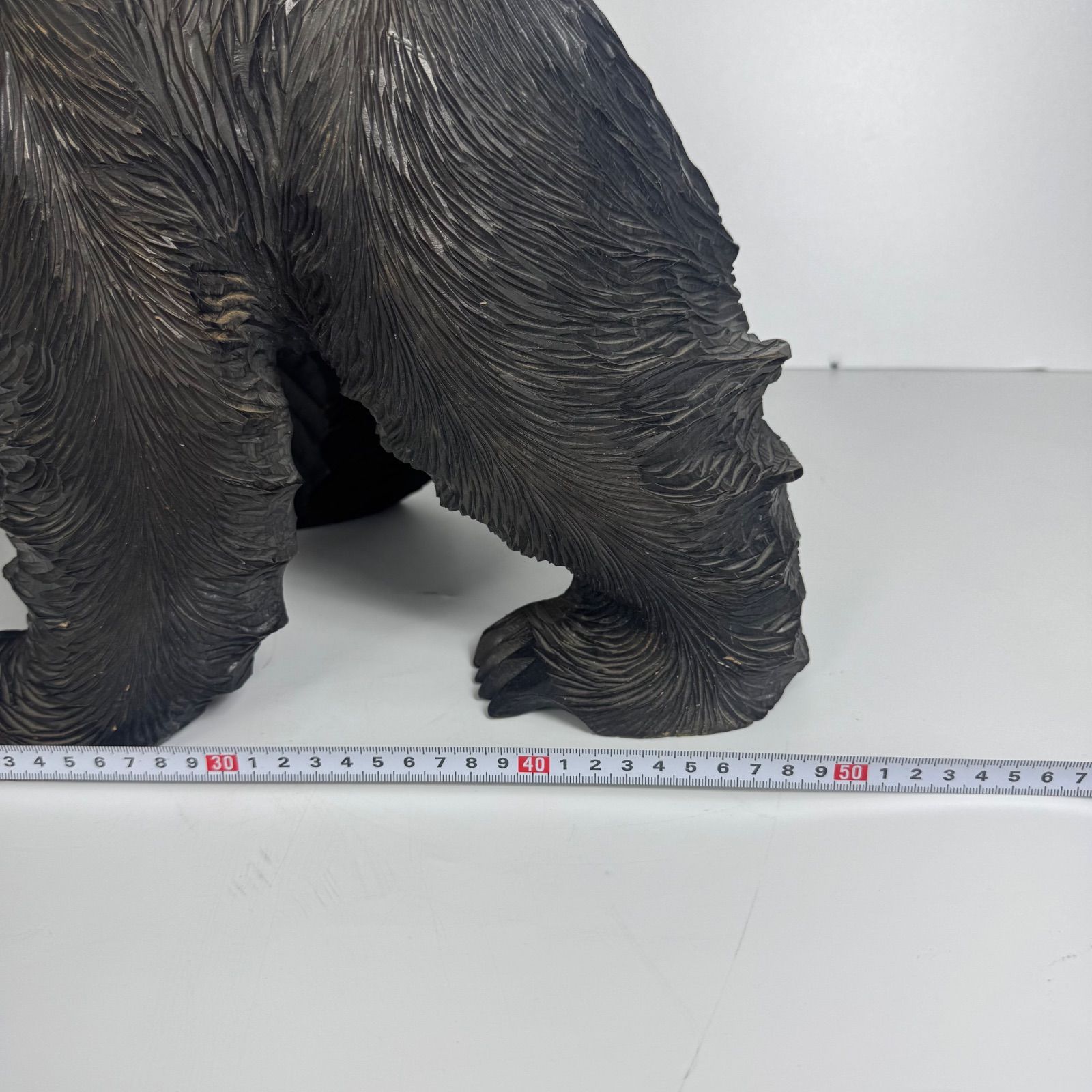 北海道伝統工芸 迫力ある木彫りの熊 作家銘あり 置物 長約48cm 刻