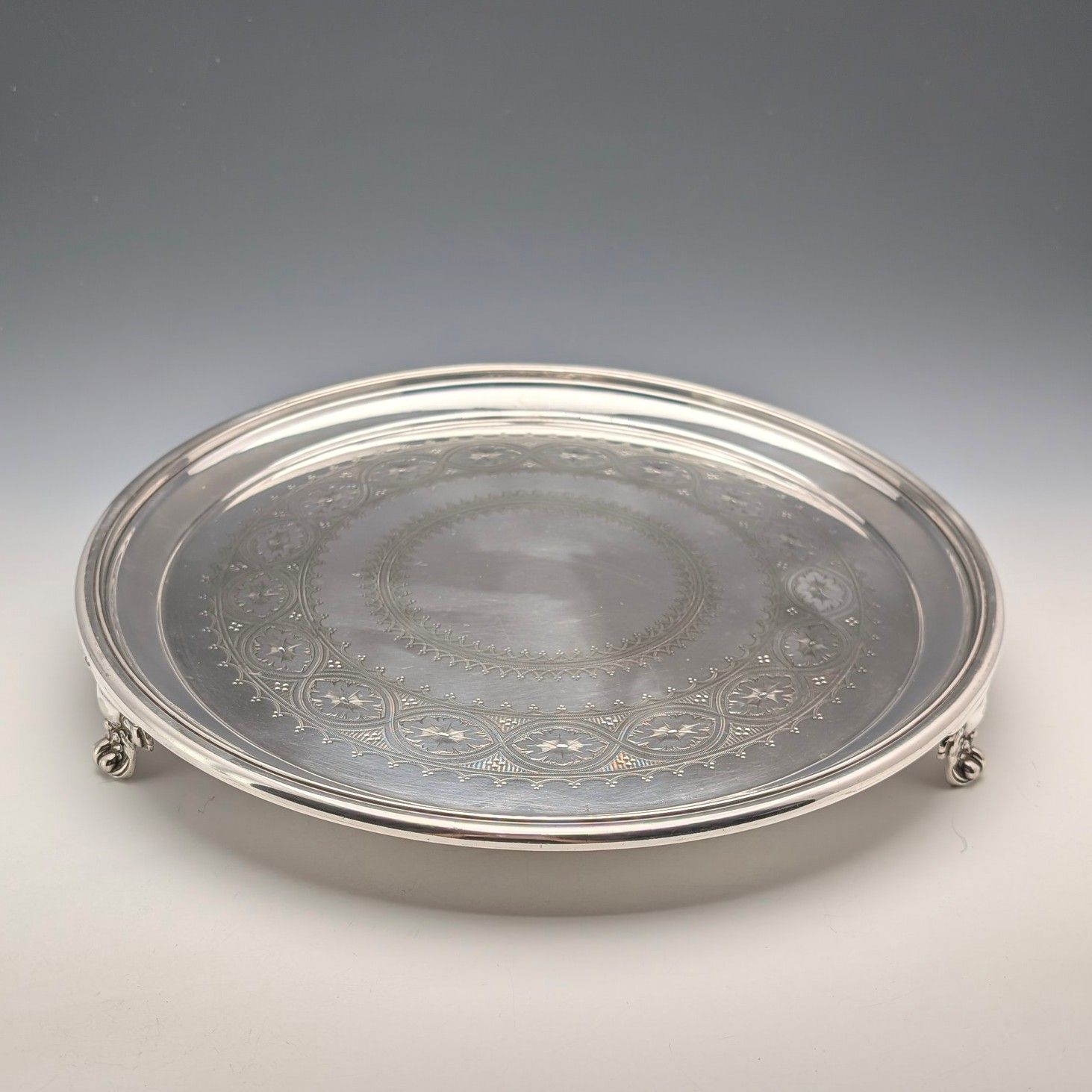 1898年 英国アンティーク シルバープレート製 サルヴァ 直径31cm Elkington 1898年 英国アンティーク シルバープレート製 サルヴァ 直径31cm
