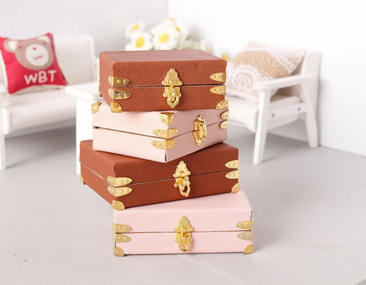 ドールハウス ミニチュア 収納用 アンティーク風トランク（大）1点 全2