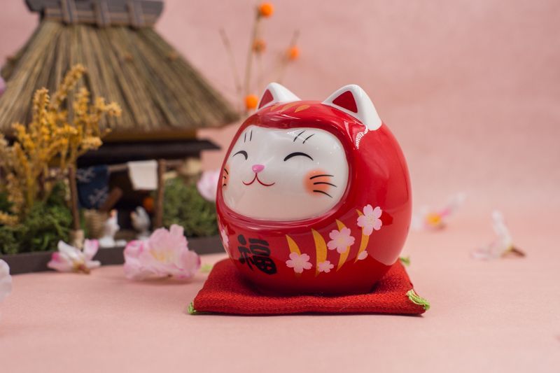 薬師窯　彩絵開運猫だるま　(桜赤福・中) 貯金箱　招き猫 ねこ　 縁起物 お土産 かわいい おしゃれ 飾り 玄関飾り 金運　開運 商売繁盛 家内安全  お守り まねきねこ プレゼント ギフト 贈り物 開店祝い