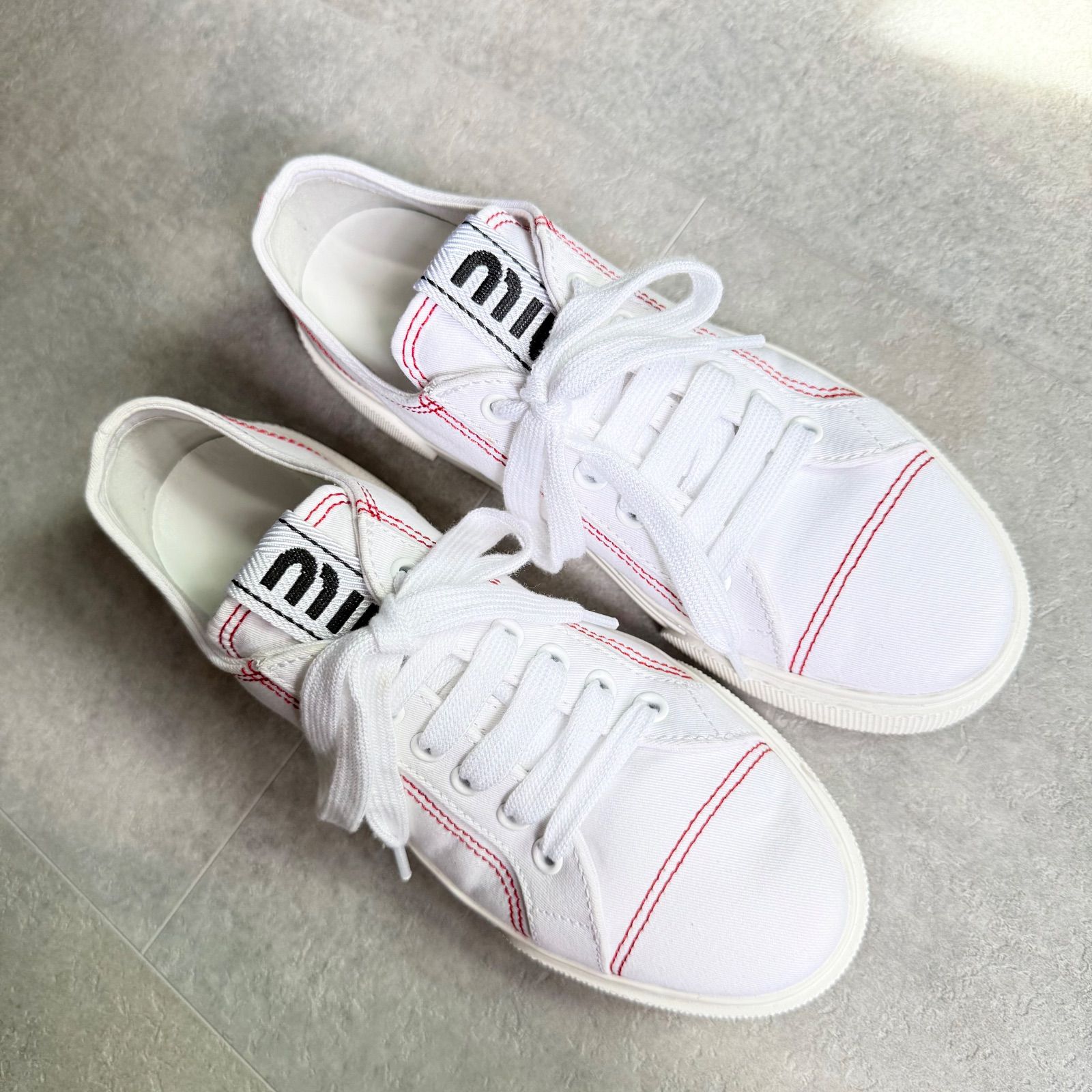 希少 美品 MIU MIU ミュウミュウ キャンバススニーカー ロゴ 白 赤