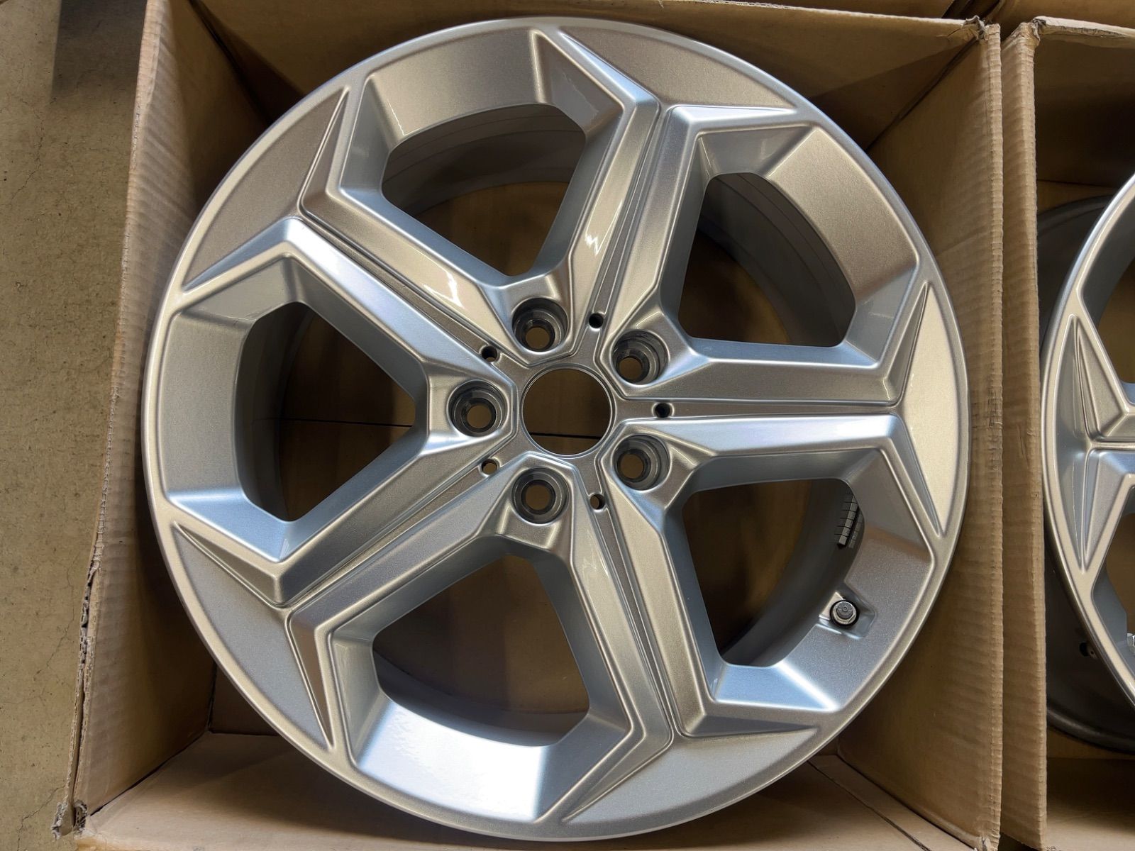 BMW U10 X1 U11 X2 純正品 新車外し 18インチ 4本セット