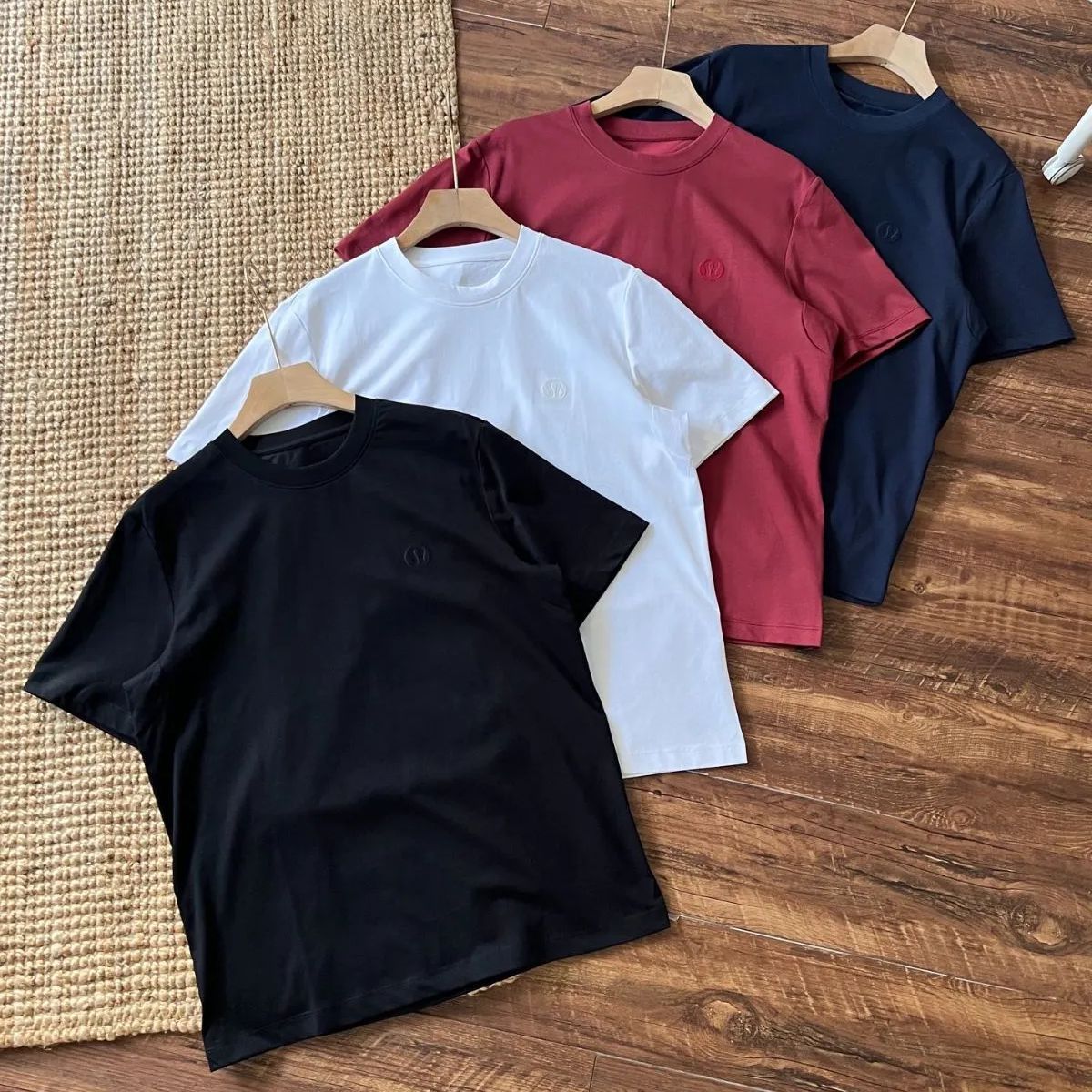 LuLulemon 無地刺繍スモールレーベル クルーネックTシャツ