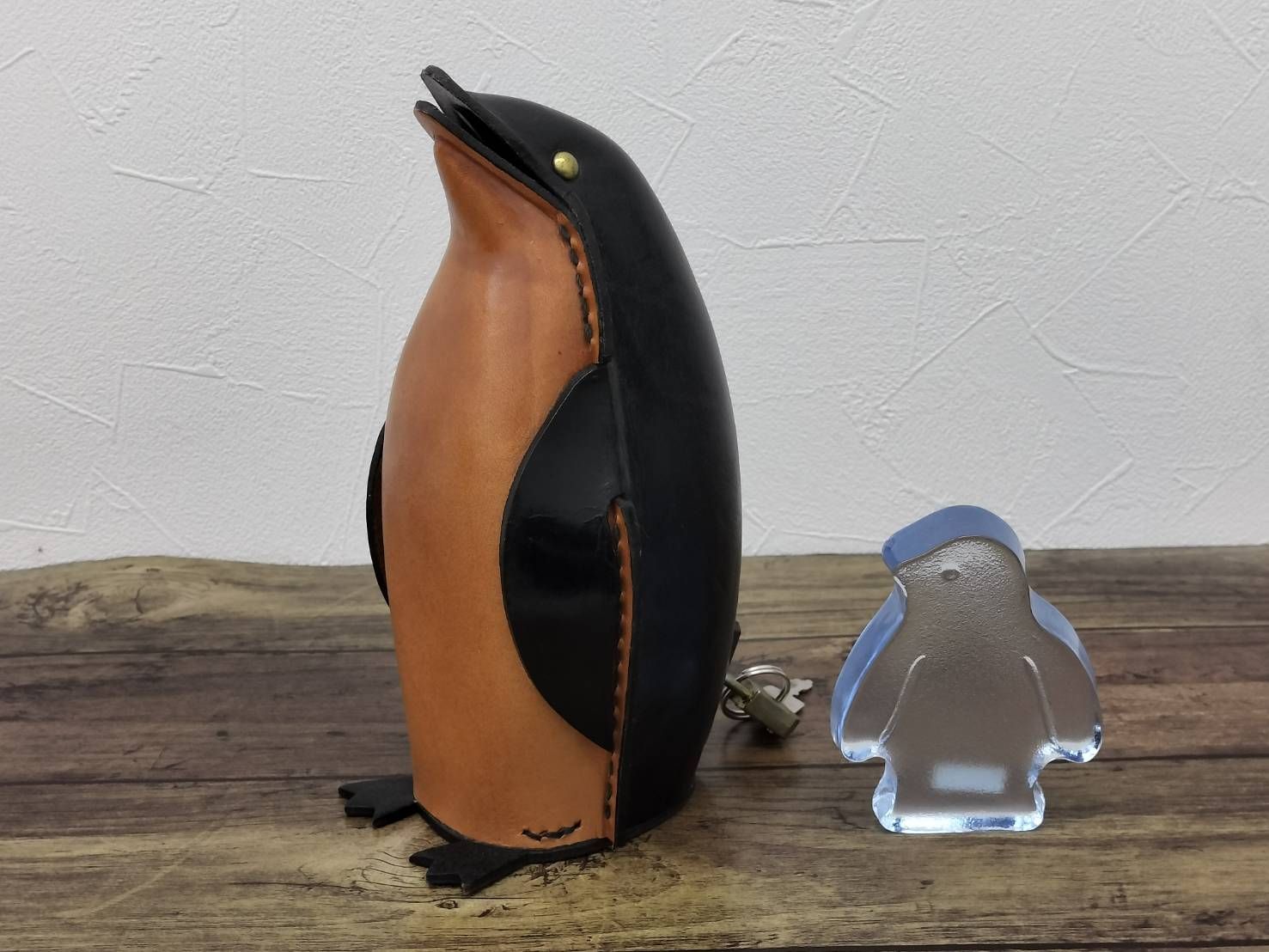 ★ 稀少！ 鴻池製作所 レザー ペンギン 貯金箱 ★ 鴻池製作所 ペンギン 貯金箱 鍵無し レザークラフト - メルカリ
