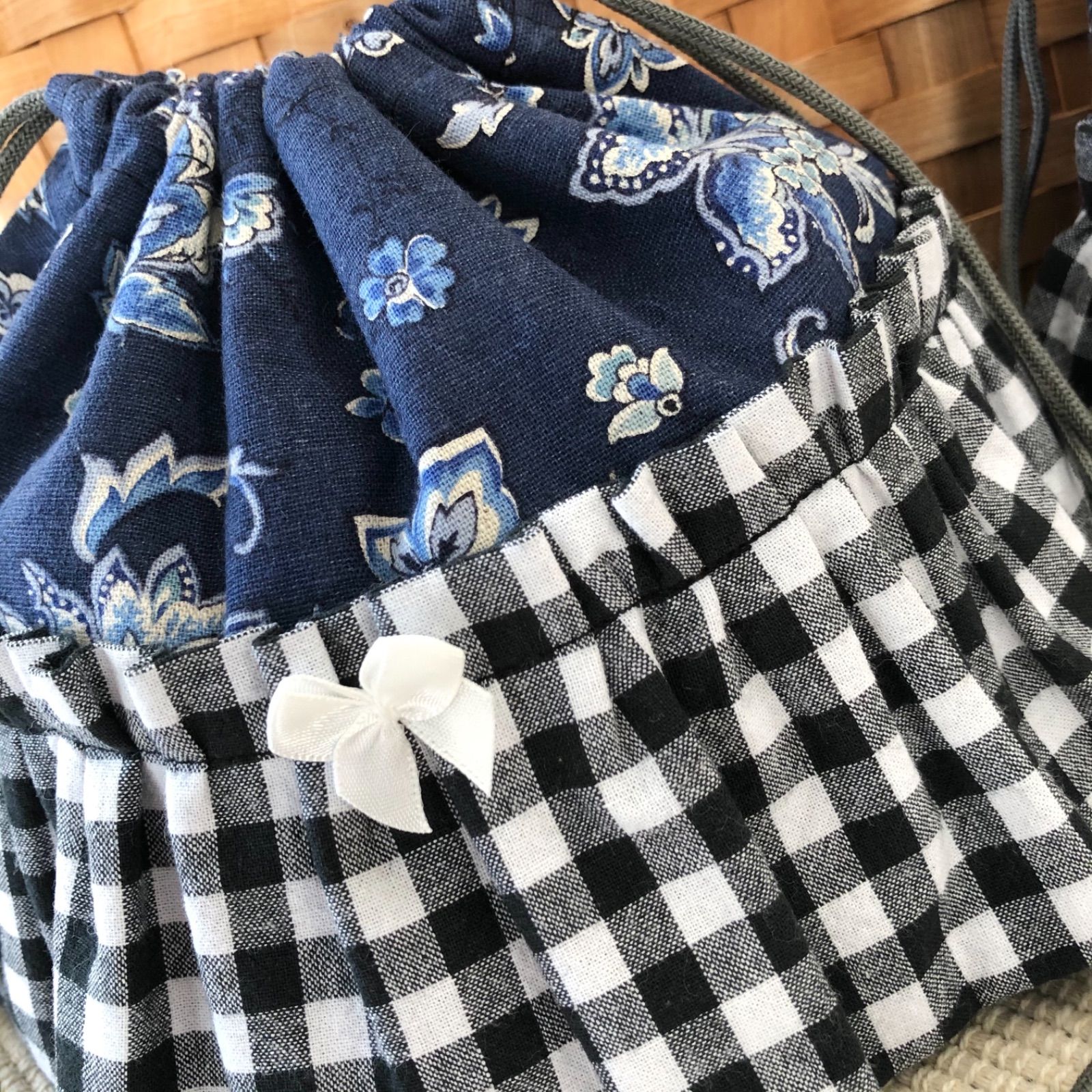 ギンガムチェック　サクランボ柄　フリル　お弁当袋　ハンドメイド ギンガムチェック サクランボ柄 フリル お弁当袋 ハンドメイド