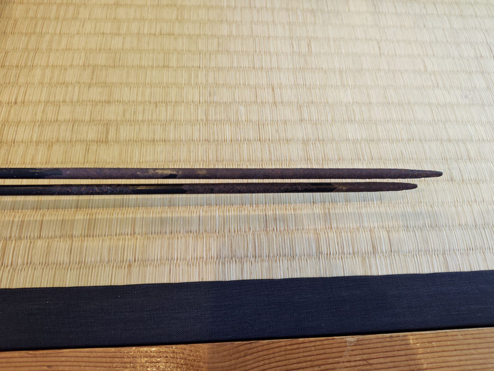 送料込【逢絢亭】茶道具 炭所望道具 半田ホーロク（赤・白）セット 底取と火箸付 逢絢亭】茶道具 炭所望道具 半田ホーロク（赤・白）セット 底取