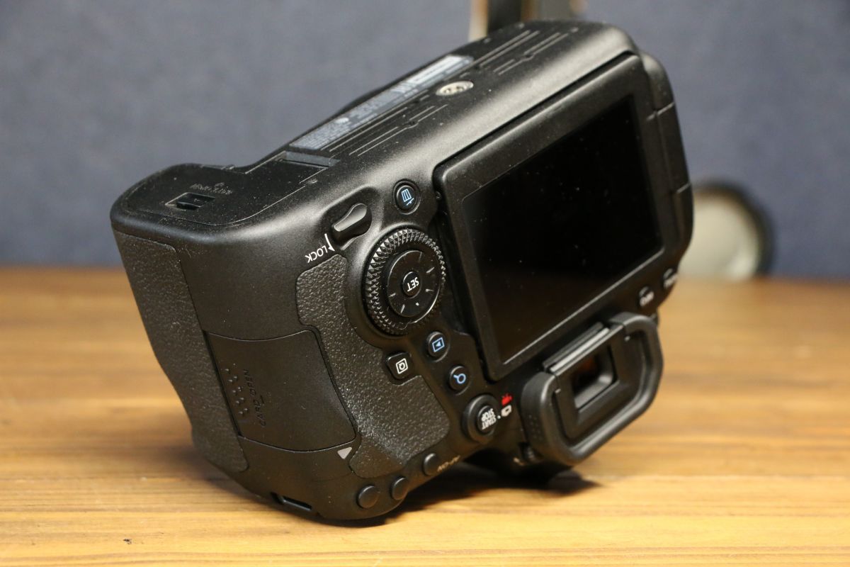 動作保証・点検済】 極上品□Canon EOS 6D Mark II ボディ□元箱付き