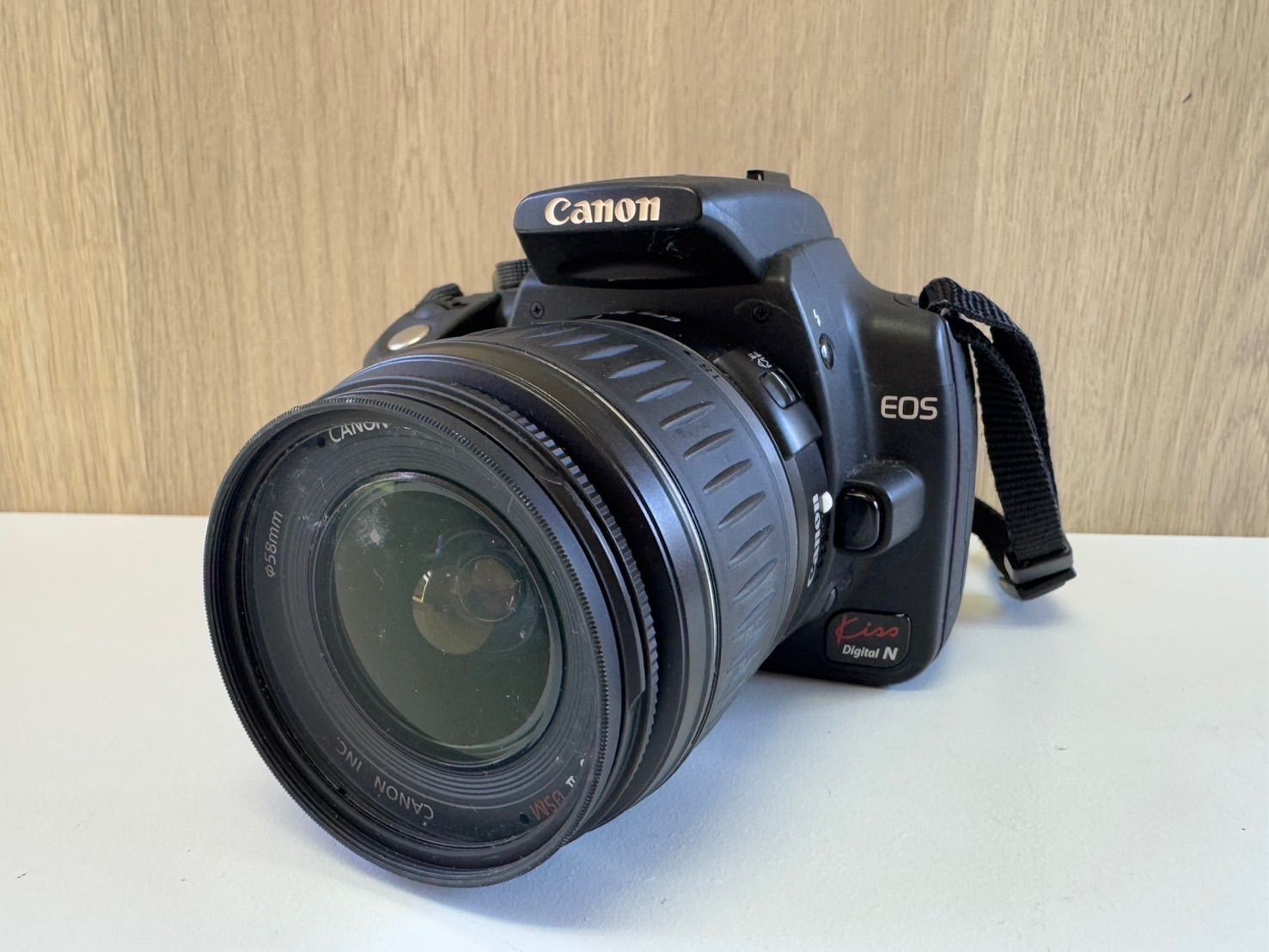 【品】【動作確認済み】 Canonキヤノン EOS kiss Digital N 一眼レフカメラ CANON ZOOM LENS EF-S 18-55mm 1:3.5-5.6II USM おまけ 収納ケース付き 現状品