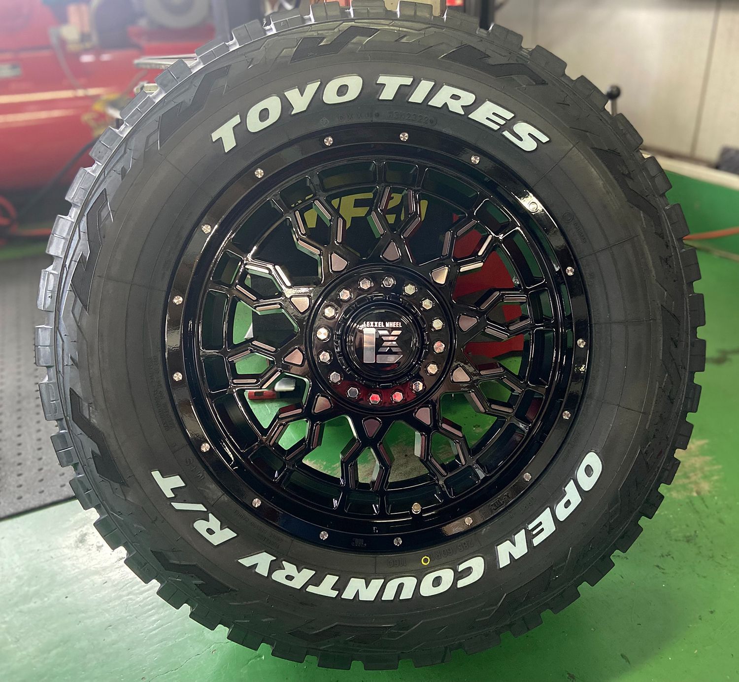 ランドクルーザー200系 セコイア タンドラ LX570 18インチ LEXXEL PreDator TOYO OPENCOUNTRY RT  285/60R18 ホワイトレター 1台分 4本セット