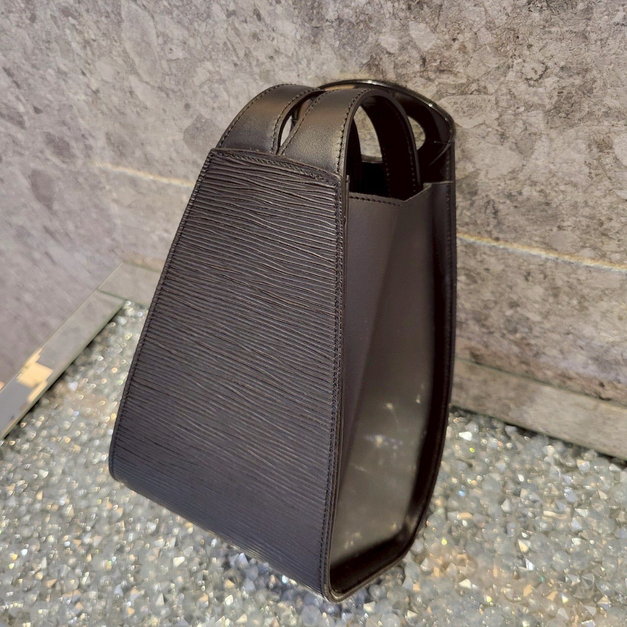 大人気アイテム ルイヴィトン LV エピ ミニュイ黒ショルダーバッグ - メルカリ バッグ