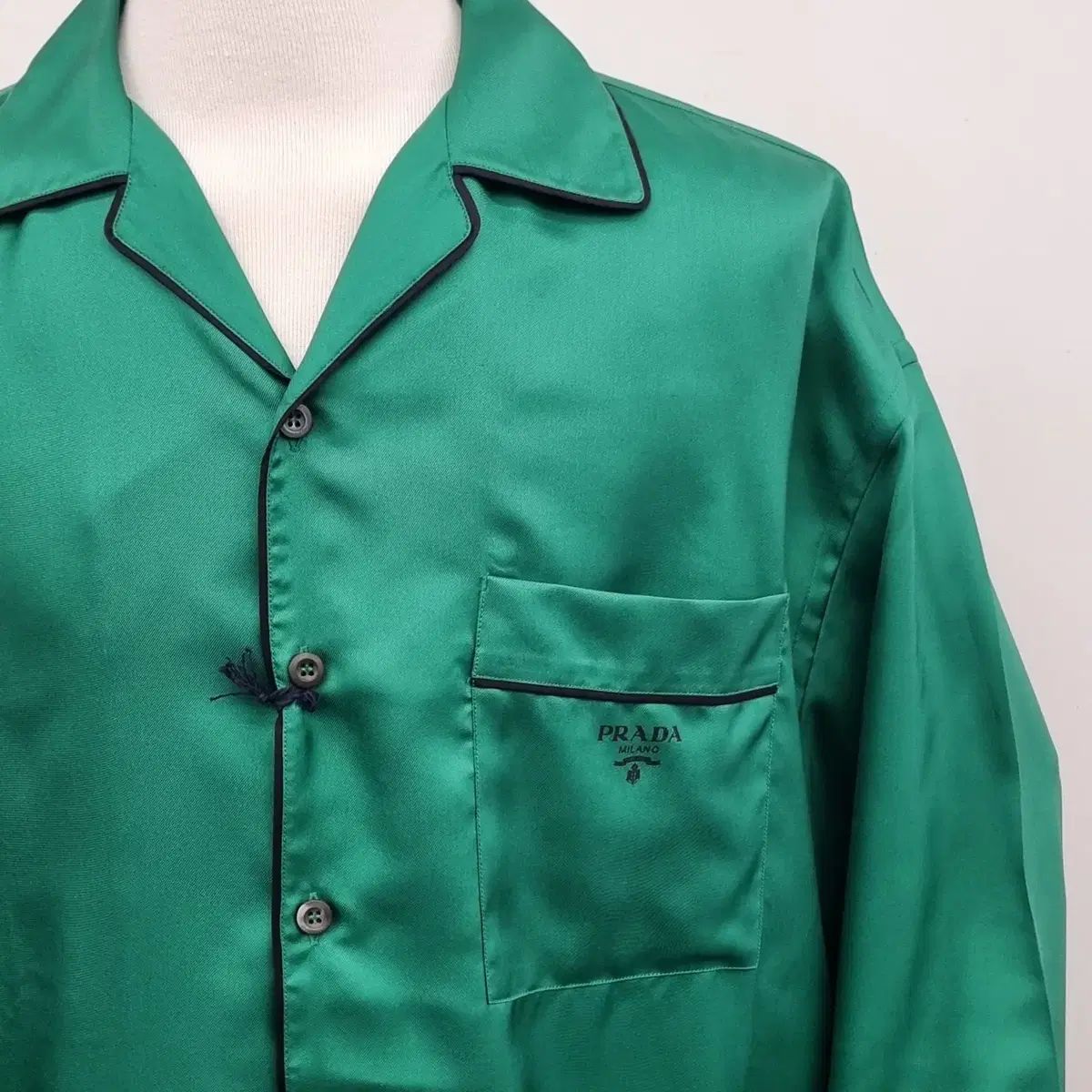 【PRADA】プラダ 2025ss シルクツイルリボン グリーン L 未使用 PRADA(プラダ) シルク ツイル シャツ エメラルド 緑