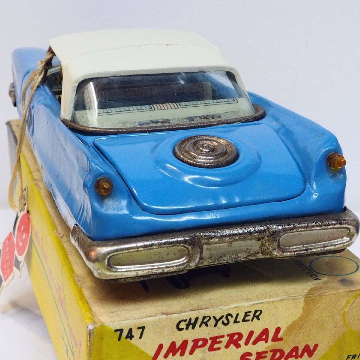 萬代屋【クライスラー インペリアル セダン赤】ブリキtin car【箱は