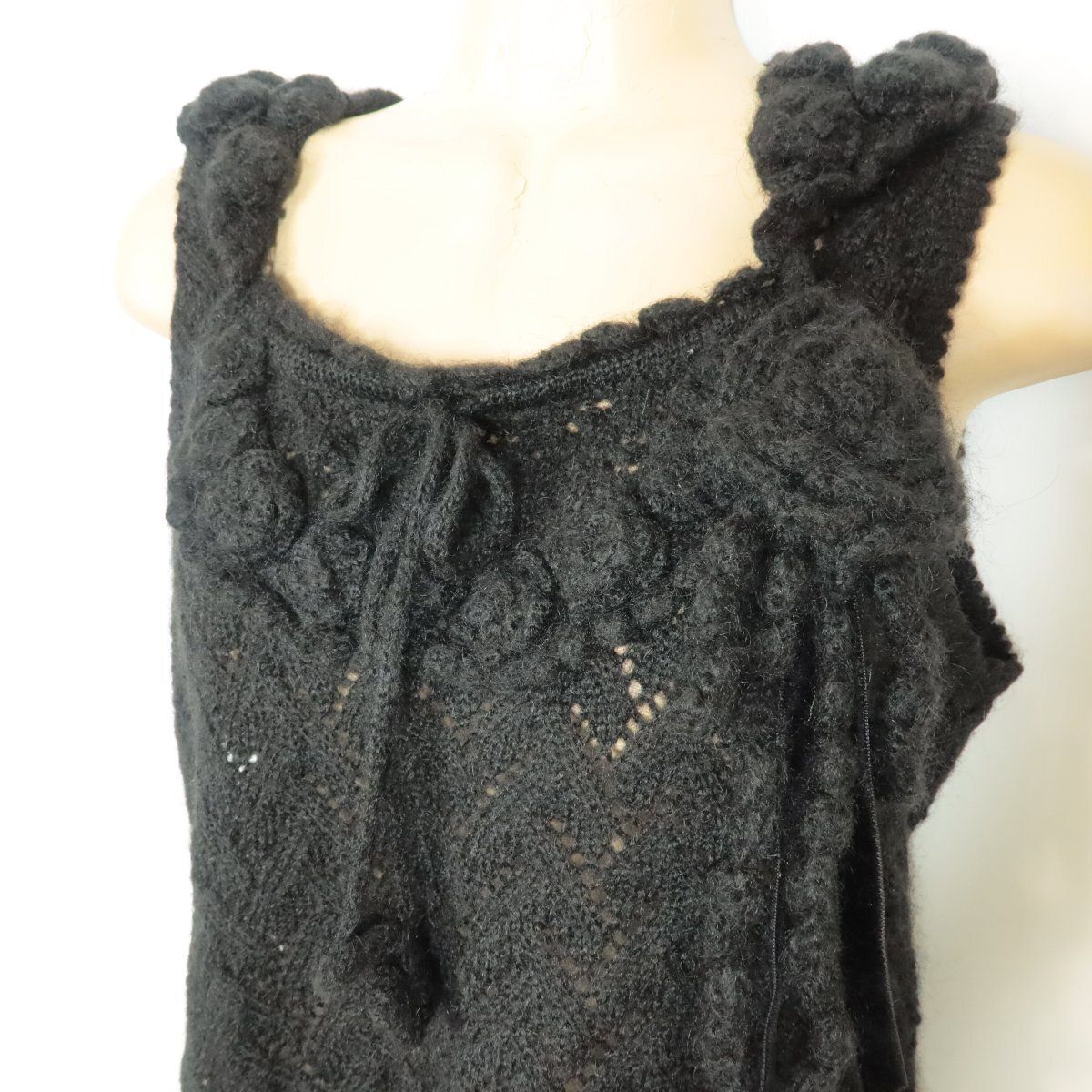 【美品】売れ筋商品|||ピンクハウス★ノースリーブ カットソー セーター ニット 透かし編み お花モチーフ♪ ブローチ付き 秋冬 黒系 z8896s 美品】ピンクハウス☆ノースリーブ カットソー セーター ニット