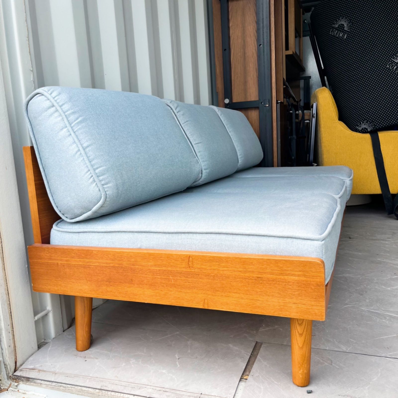 ウニコ アルベロ 北欧風水色ファブリック3人掛けソファ