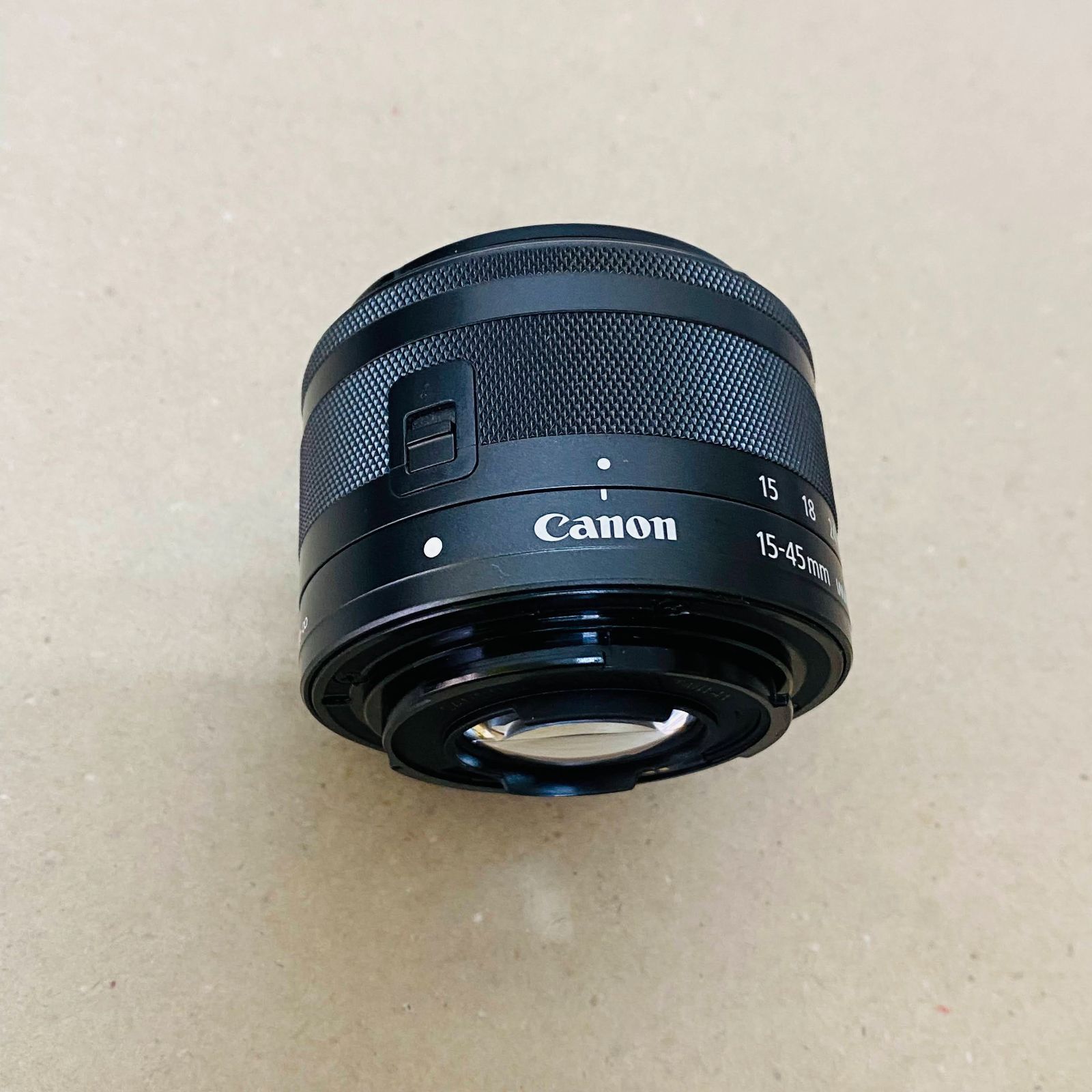 キャノン 　Canon EOS Kiss M　ブラック 　EF-M 15-45mm  F 3.5-6.3 　IS STM 　レンズキット 充電器、バッテリー付属 C2114  80サイズ発送