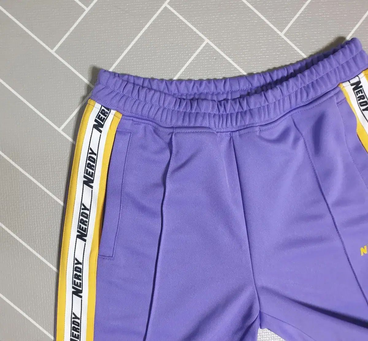 NERDY ノルディトラックパンツMサイズ紫色パンツ サイドストライプ NERDY トラックパンツ パープル イエロー メンズ M ストライプ
