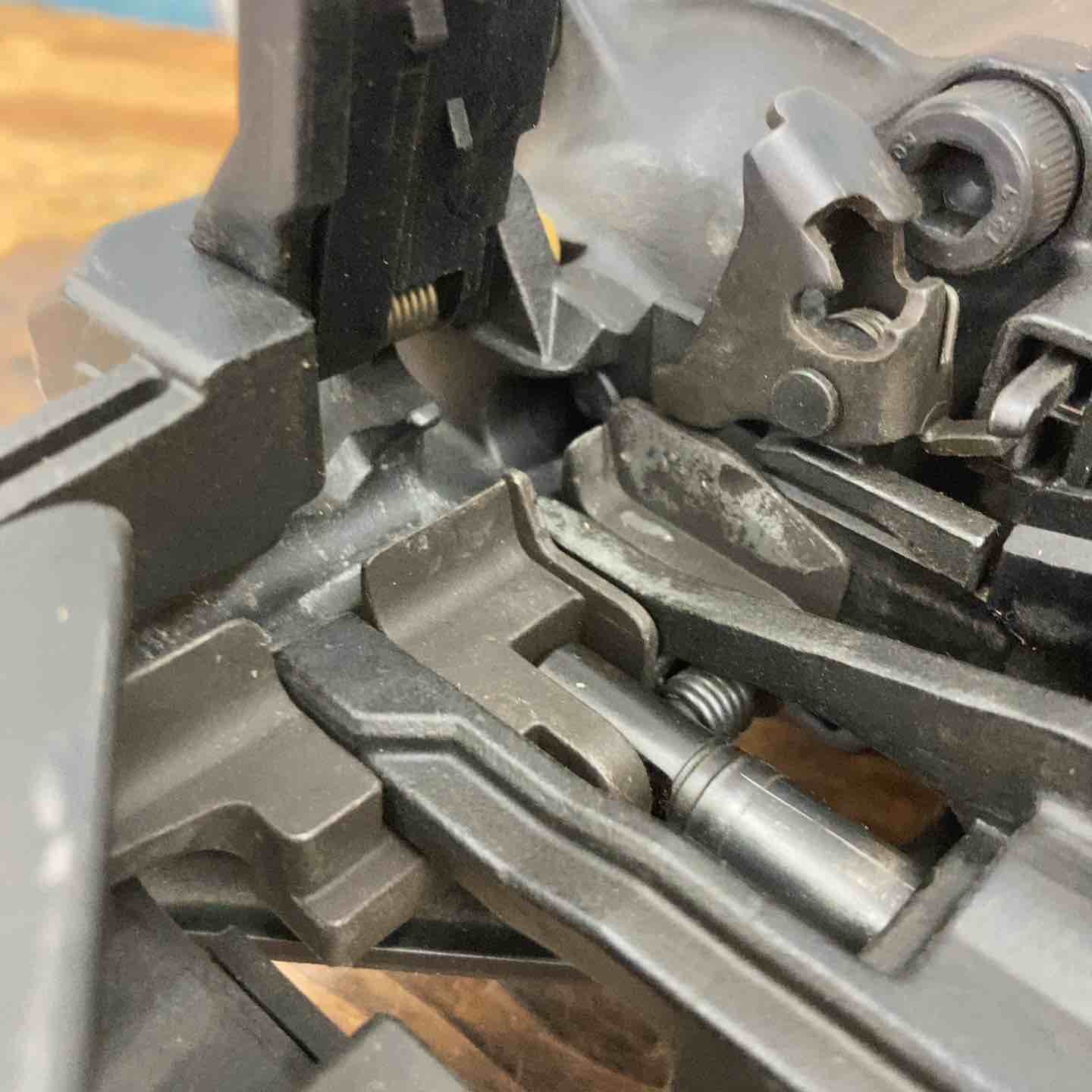高圧コンクリート用エア釘打ち機
