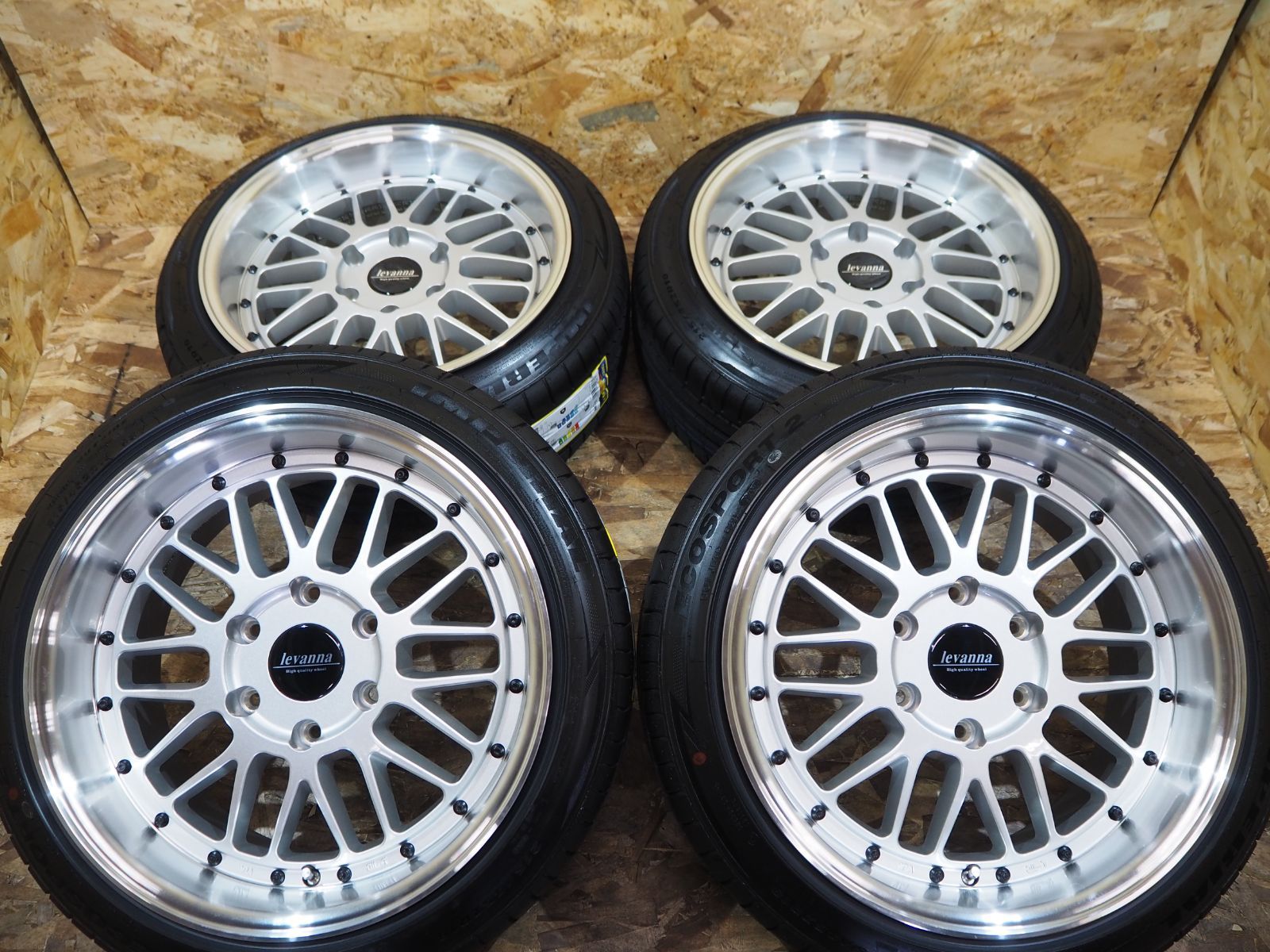 新品☆ツライチ設定☆深リム メッシュ 225/45R18 ハイエース 200系 