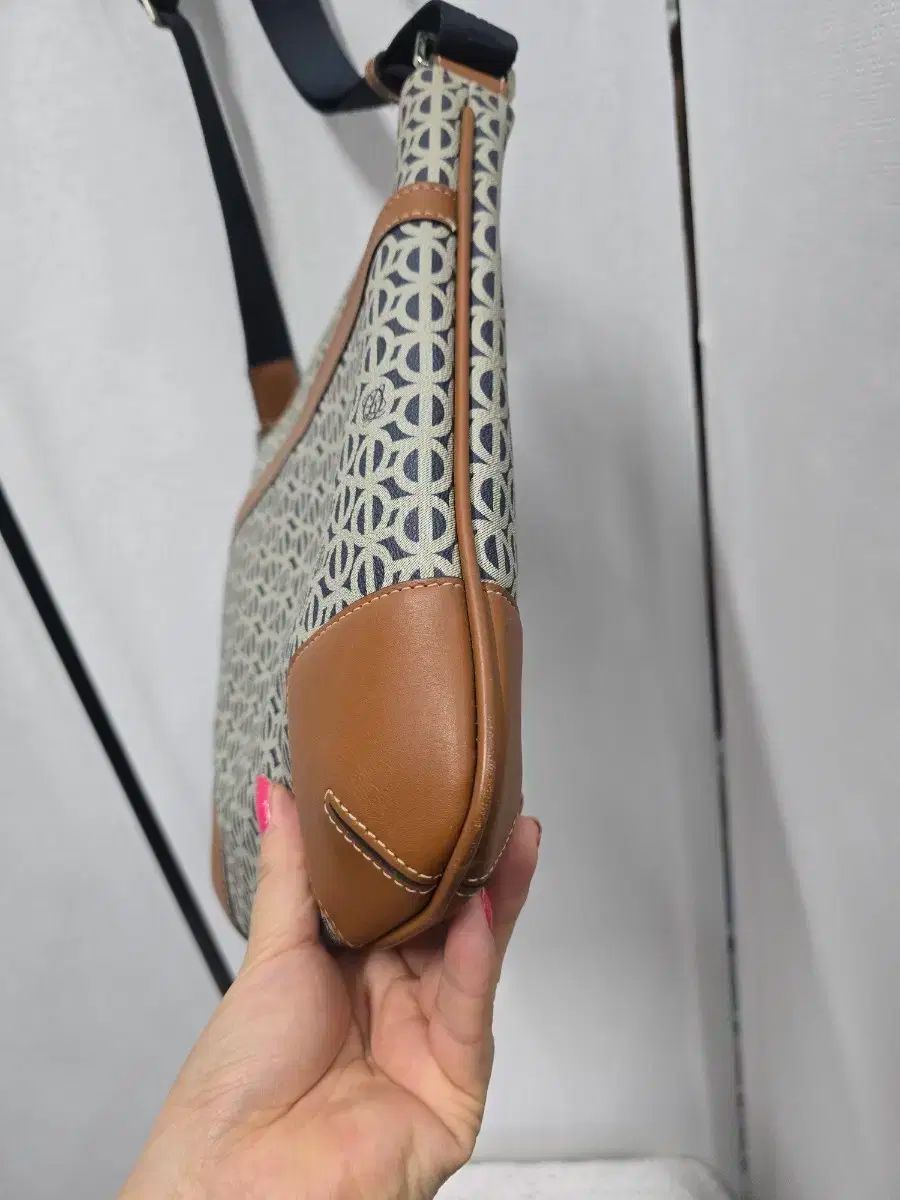 ルイス ガトスクロスボディバッグ