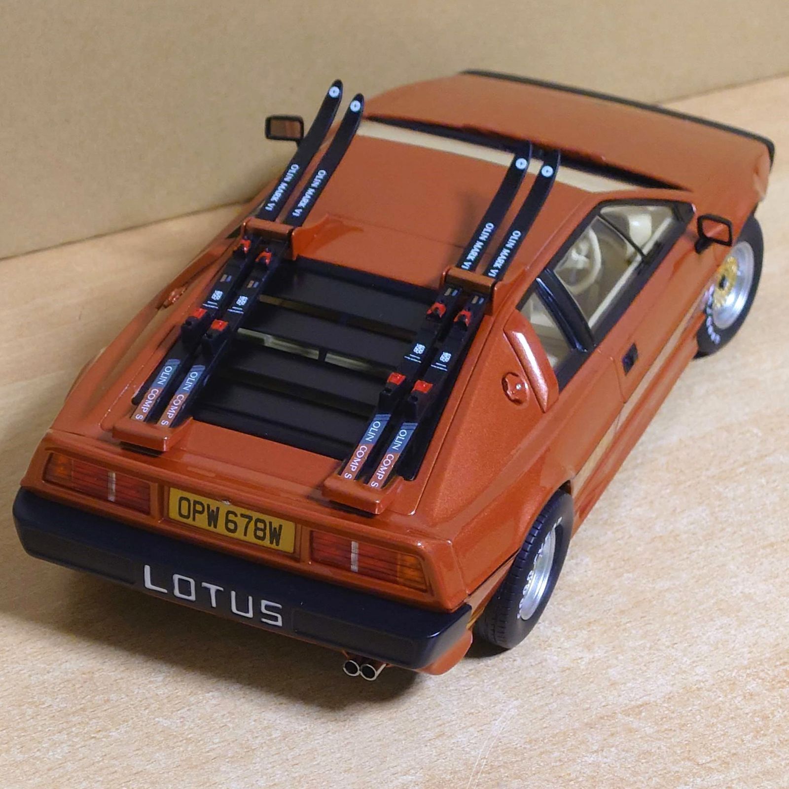 1/18 ロータスエスプリターボ スキー板付き カッパー/ゴールド 1981