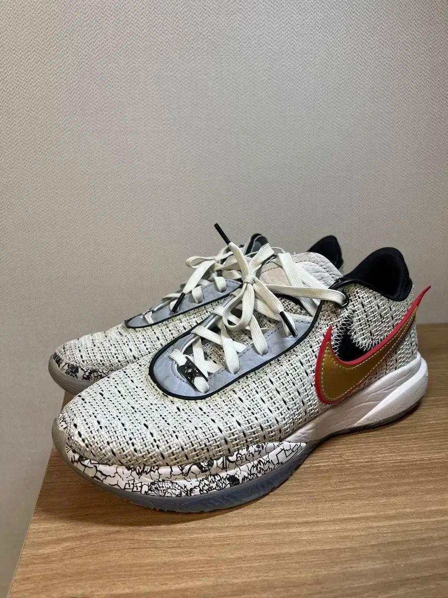 NIKE ナイキ レブロン 20 EP 275 バスケットシューズ