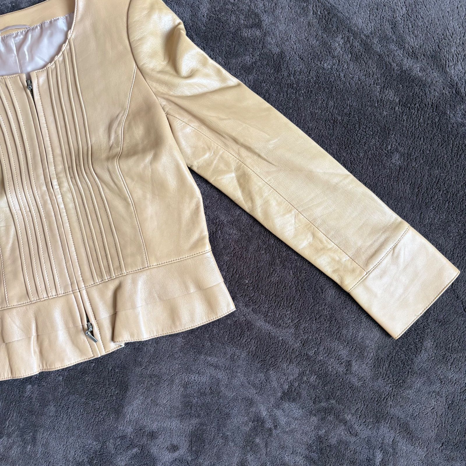 美品✨アナイ ノーカラージャケット ラムレザー 裾フリル ベージュ 38 ANAYI アナイ ラムレザー ノーカラー フリル ジャケット