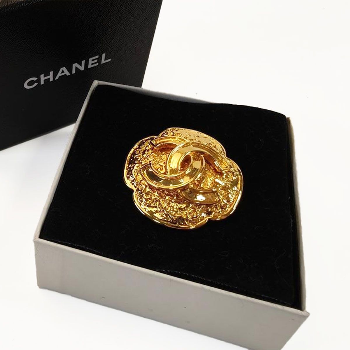 CHANEL ブローチ ココマーク フラワー ホワイトシェル ゴールド 95A CHANEL ブローチ ココマーク フラワー ホワイトシェル ゴールド 95A