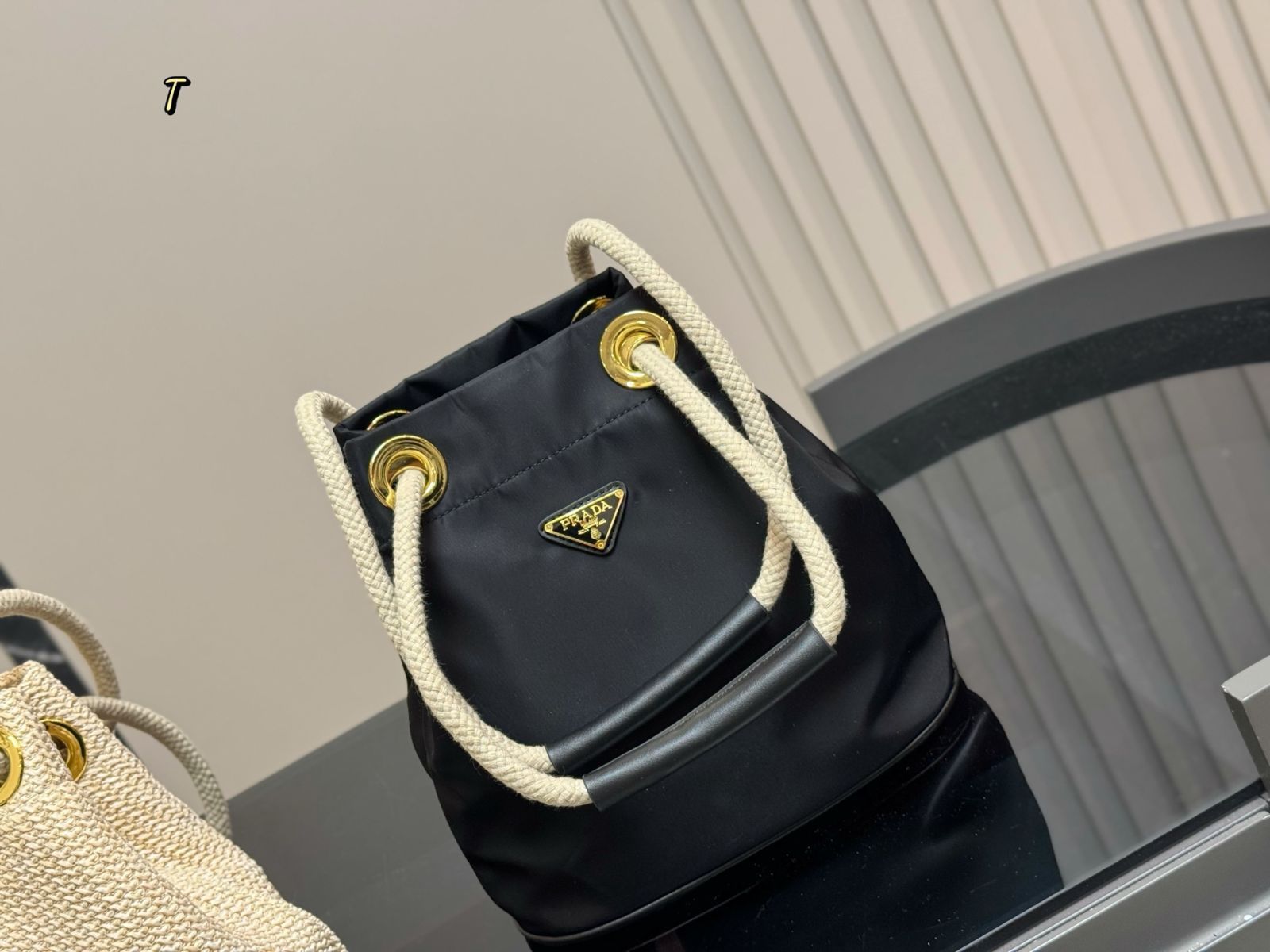 今日特価】PRADA 2025 春夏 ナイロン バケットバッグ 23×25cm