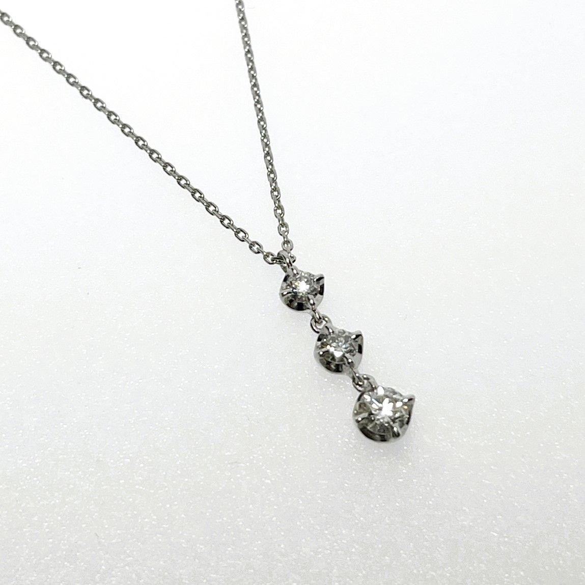 値下げ！4℃　ヨンドシー　トリロジー　ダイヤ　ネックレス　Pt850　3Pダイヤモンド0.369ct　ブランドジュエリー　アクセサリー　ペンダント　 プラチナ　PT850　3石　3ポイント　レディース　【中古】【52922】