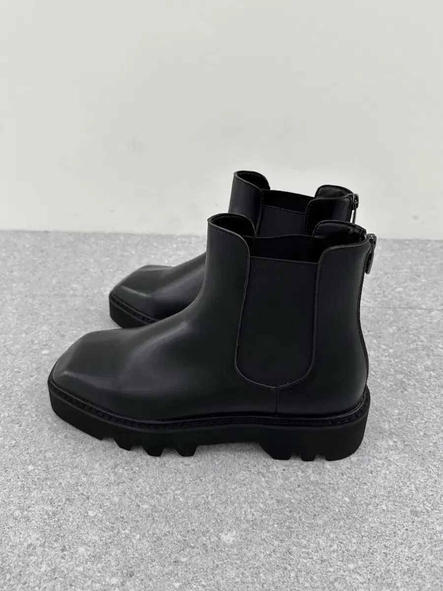 黒 スクエアトゥ