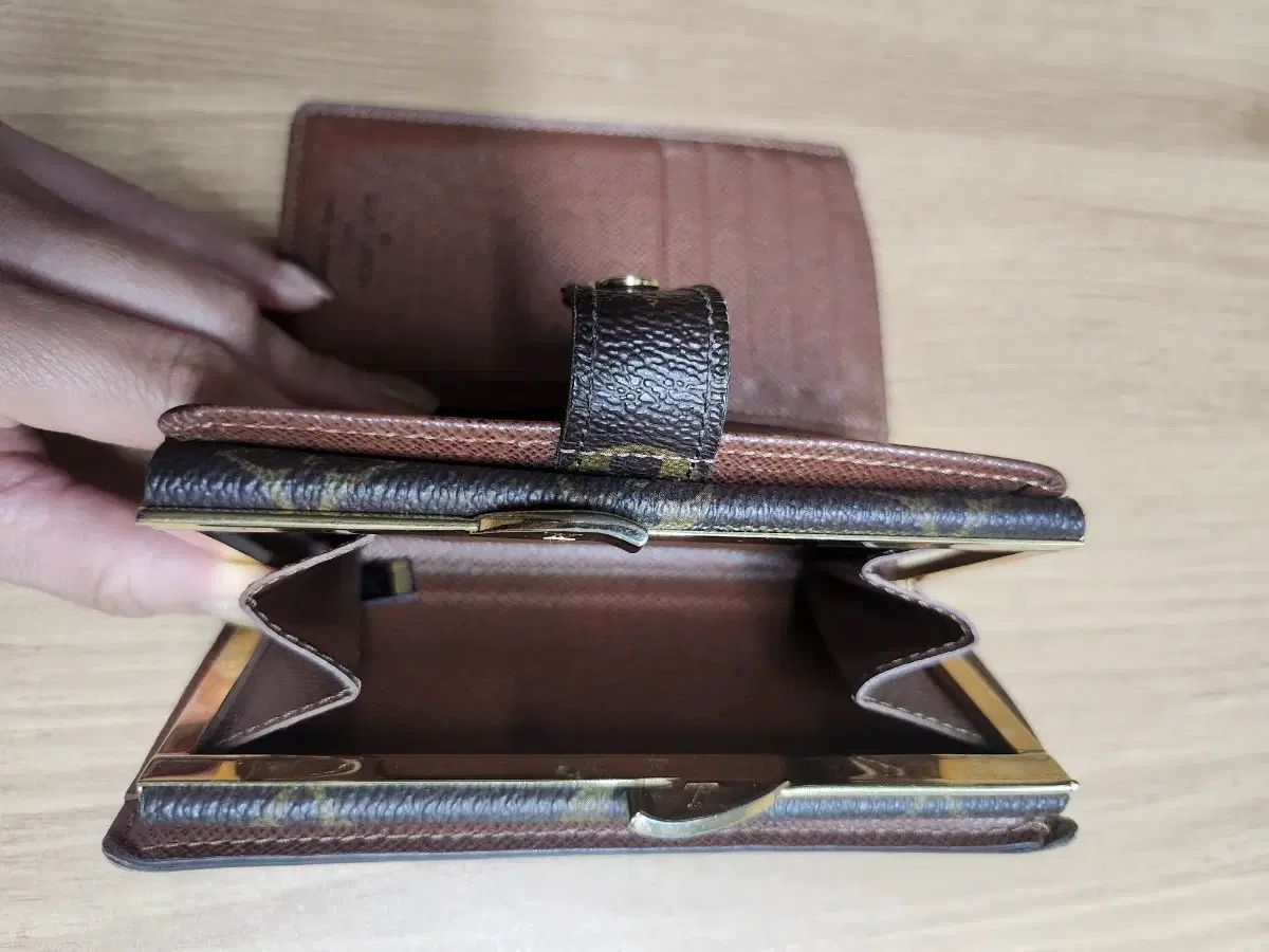 外観極美品 ルイ ヴィトン ヴェルニ ジッピー コインパース アマラント