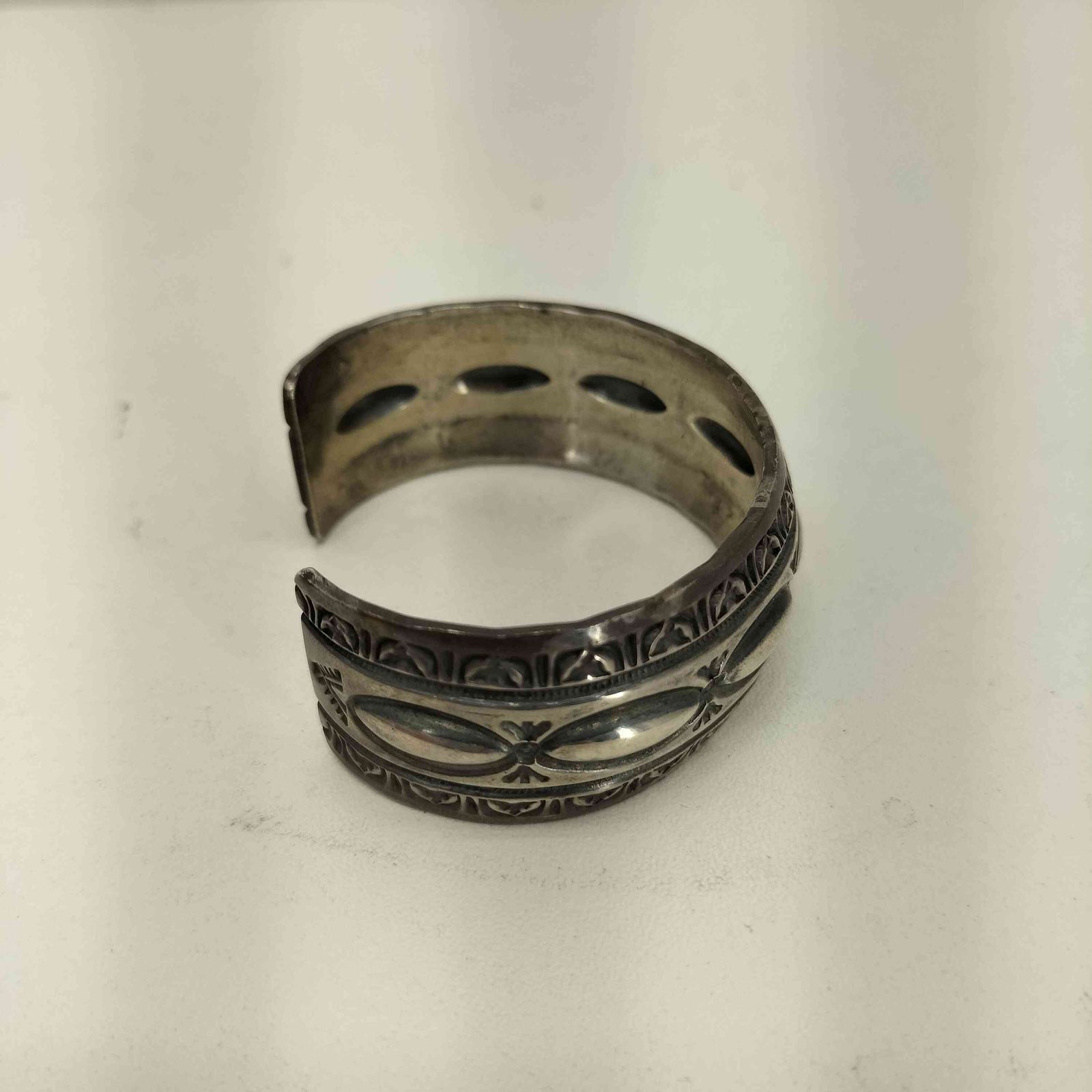 NAVAJO ナバホ OLD SS刻印 スタンプワーク シルバーバングル ナバホ NAVAJO STERLING 刻印 スタンプワーク シルバー バングル