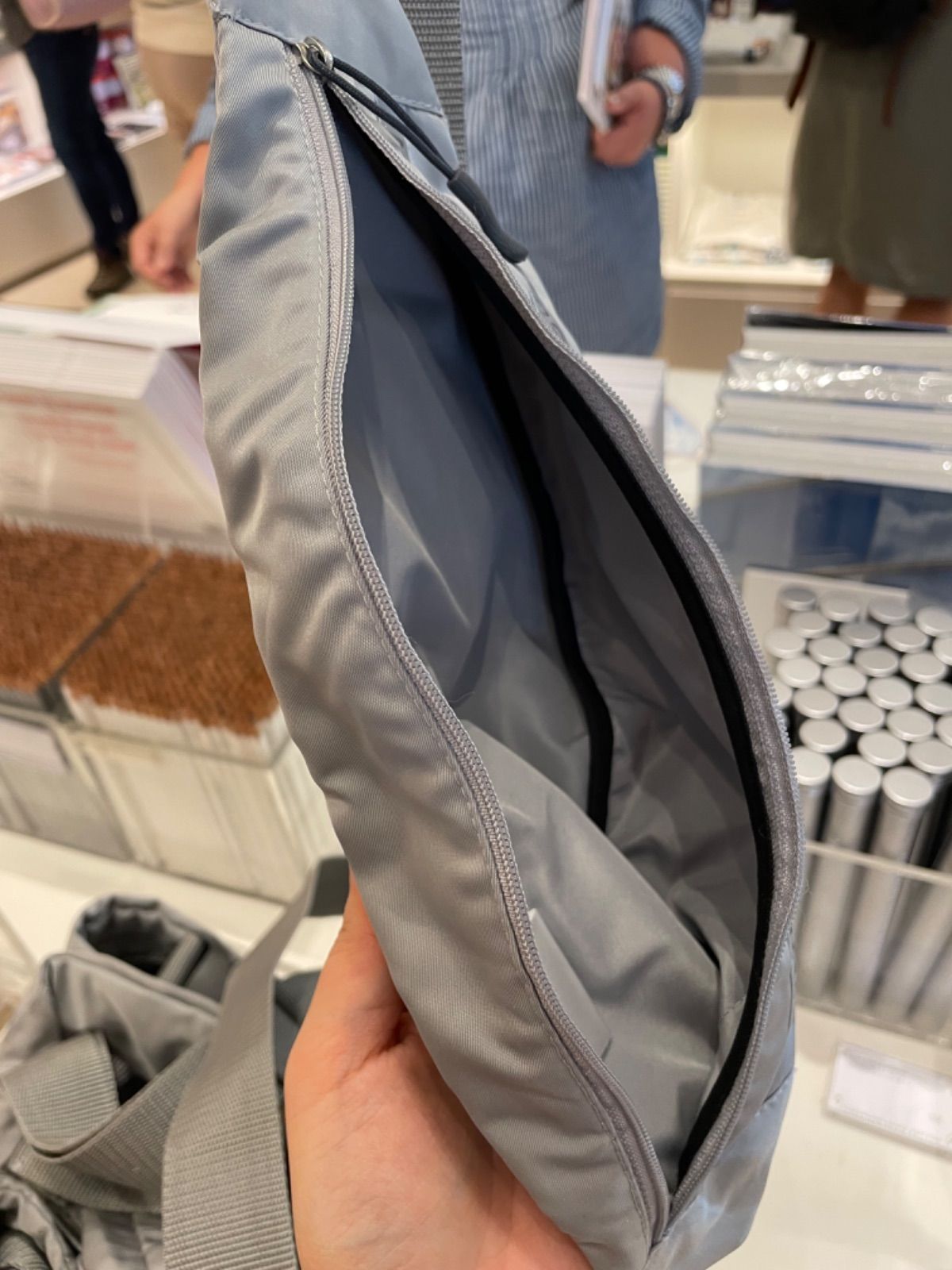 パリ限定！◇フォンダシオン・ルイヴィトン◇ショルダーバッグ  