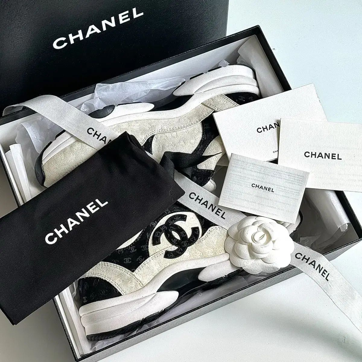シャネル CC エンボス プリント ミックスファイバー スニーカー