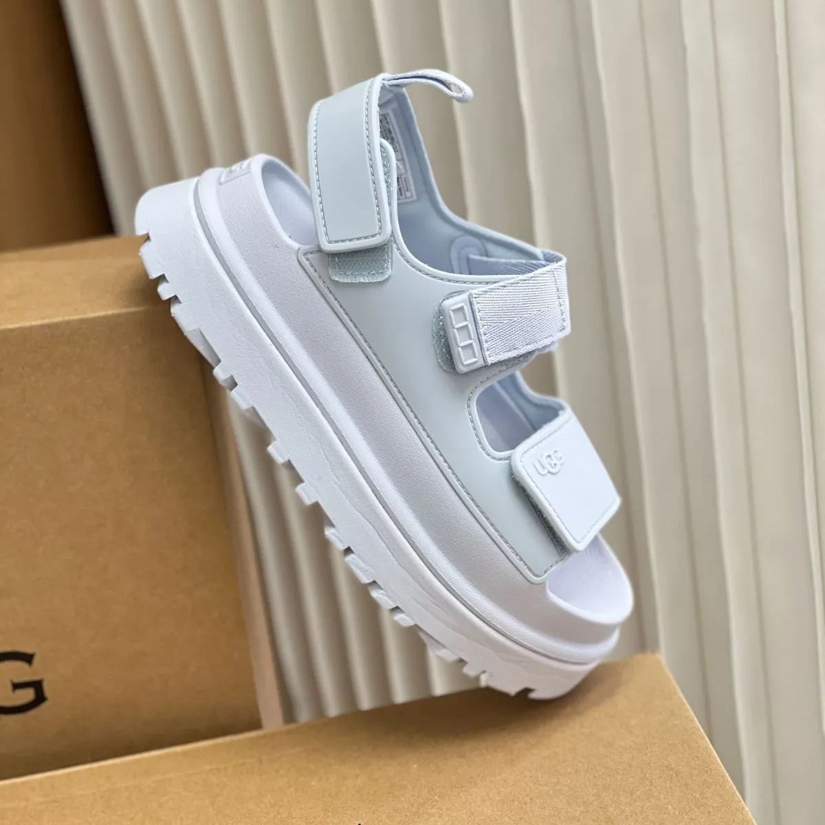新品 UGG アグ 厚底サンダル ブルー×ホワイト ストラップサンダル 新品 UGG アグ 厚底ストラップサンダル ブルー×ホワイト - メルカリ