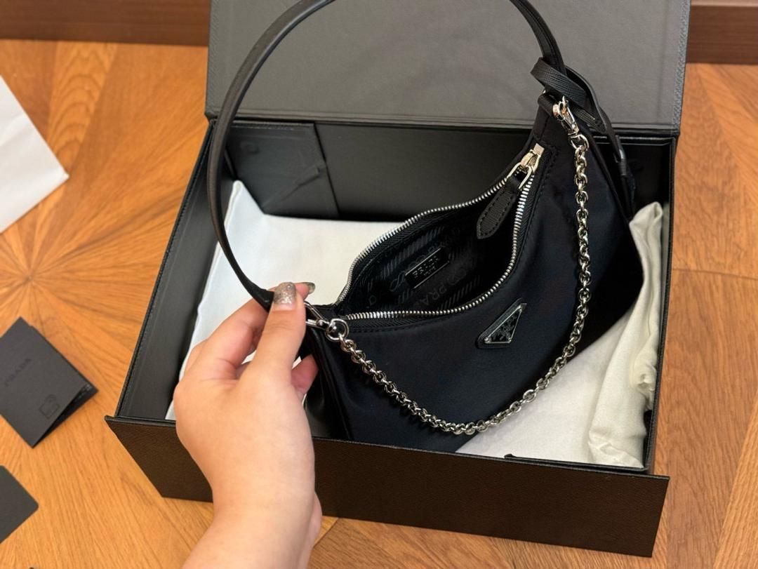K【新品未使用】また値下げ!PRADA⭐︎ 最安値挑戦中☆PRADA☆フィアーノレザー カードケース☆BLACK
