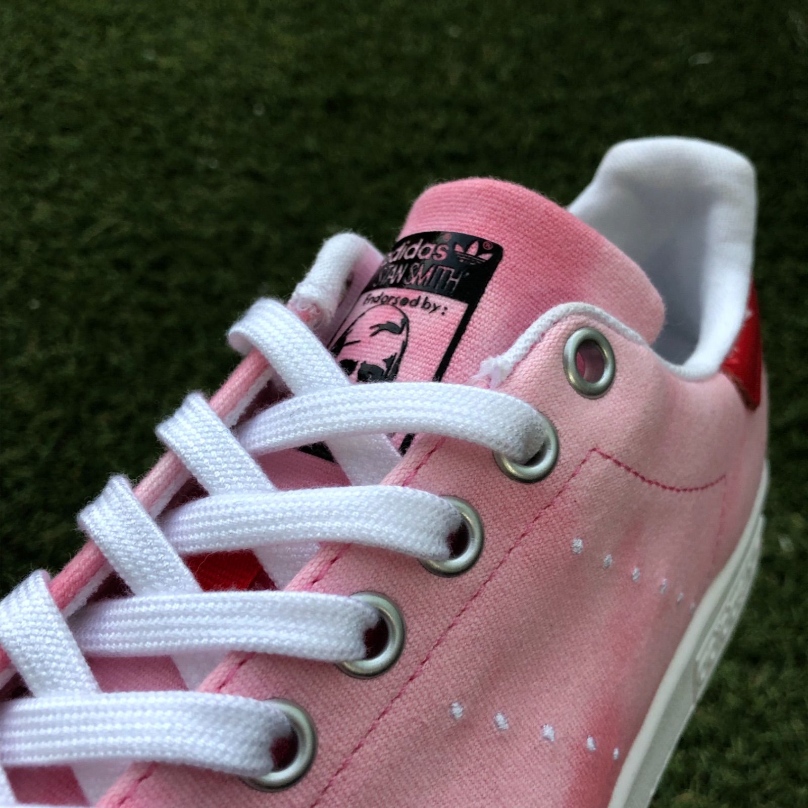 新品 adidas スタンスミス 24.5 ファレル コラボ レア アディダス アディダス」がファレル・ウィリアムとのコラボ“スタンスミス”を