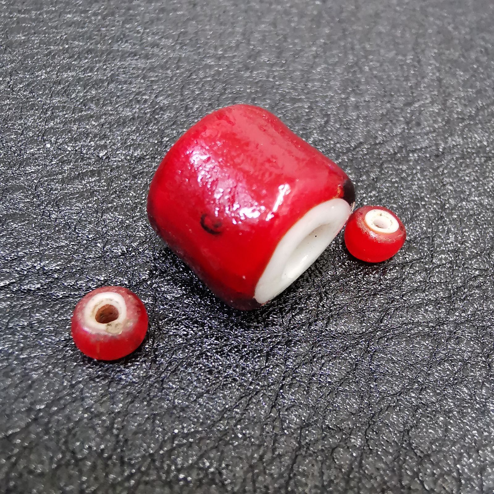 アンティークホワイトハーツ 血赤 金赤 濃赤 ホワイトハート ビーズ Antique White hearts Beads (アンティーク ホワイトハート
