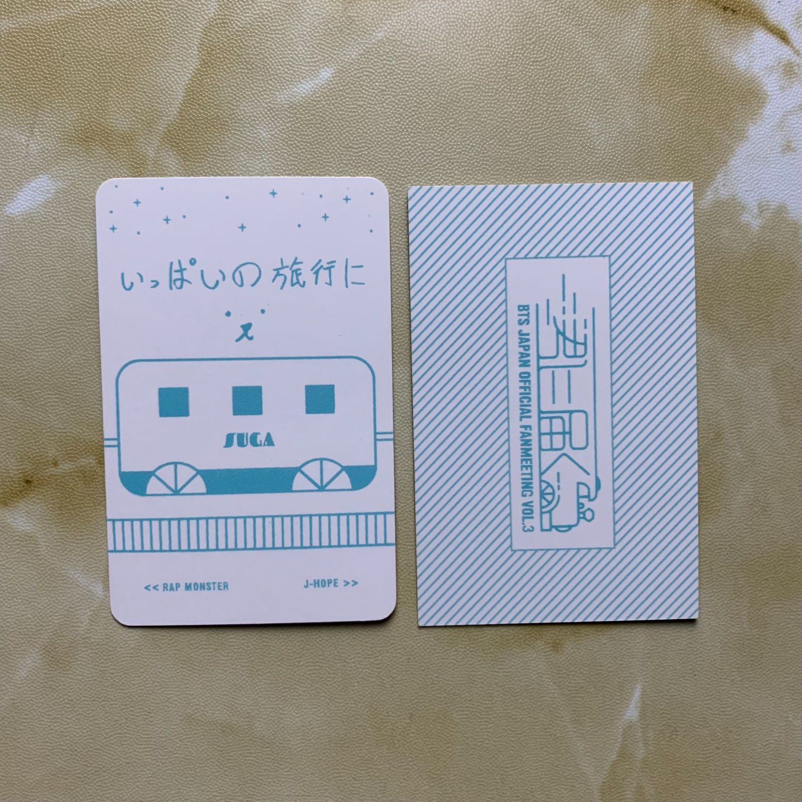 BTS JAPAN OFFICIAL FANMEETING Vol.3 君に届く DVD PHOTO CARDユンギ SUGA シュガ BTS 日本ペンミ君に届くDVD と会場 予約特典 トレカ 2枚セット