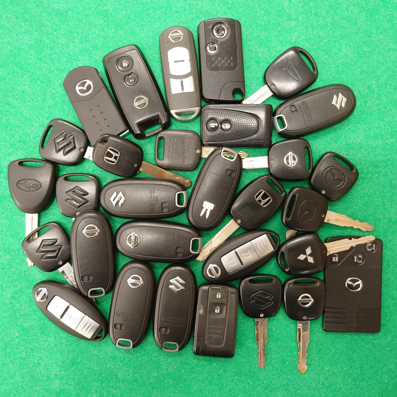 T1111☆ジャンク品☆スマートキー　まとめ売り　62個　鍵　トヨタ　日産など T1111☆ジャンク品☆スマートキー まとめ売り 62個 鍵 トヨタ