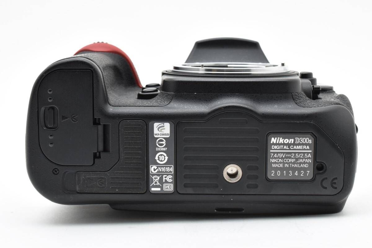 ショット数2030❣️Nikon D5200⭐️スマホ転送 一眼レフ 自撮り ショット数2030❣️Nikon D5200⭐️スマホ転送 一眼レフ 自撮り