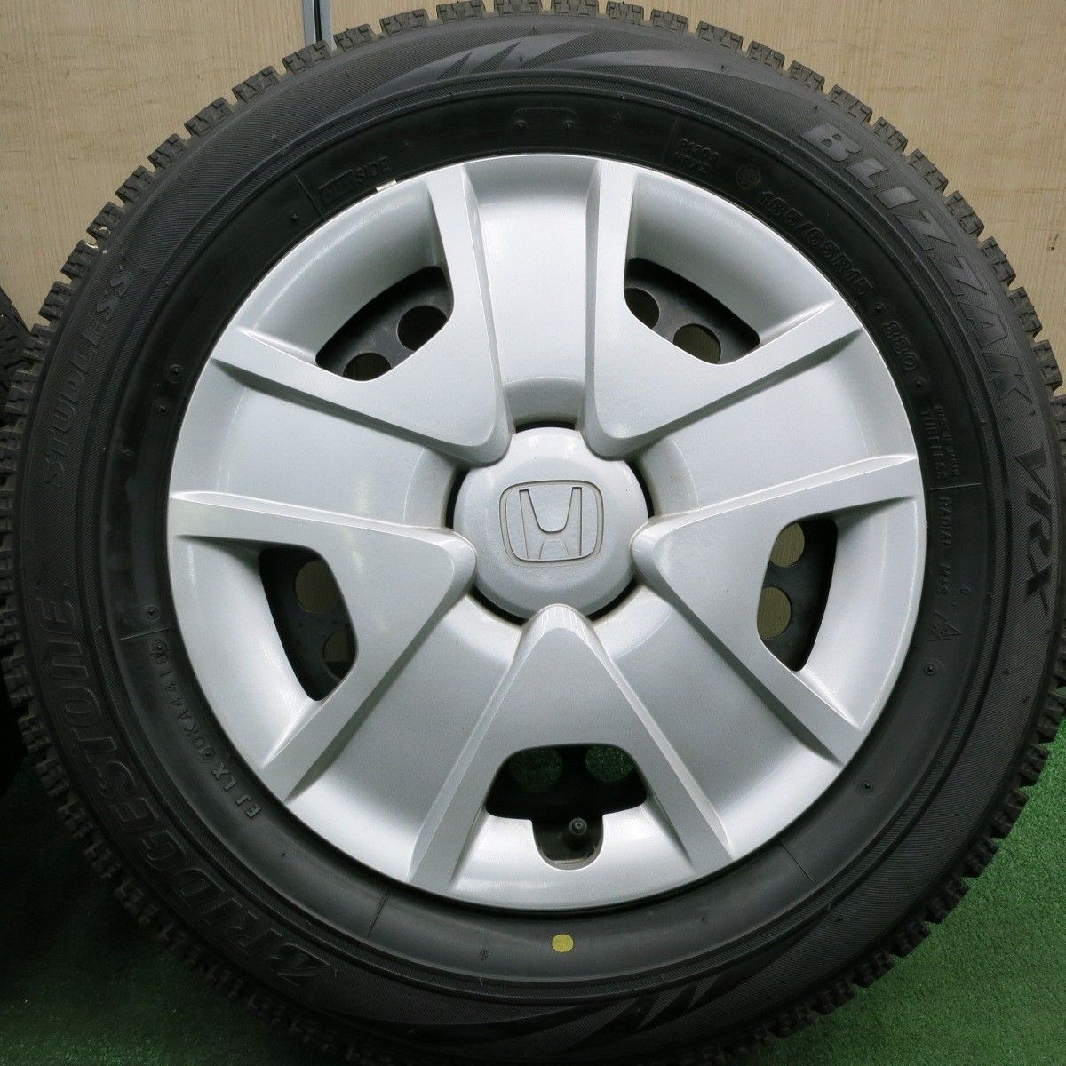 *送料無料* バリ溝！9.5分★ホンダ フィット 純正 スチール 185/65R15 スタッドレス ブリヂストン ブリザック VRX 15インチ PCD100/4H★4051709HAス