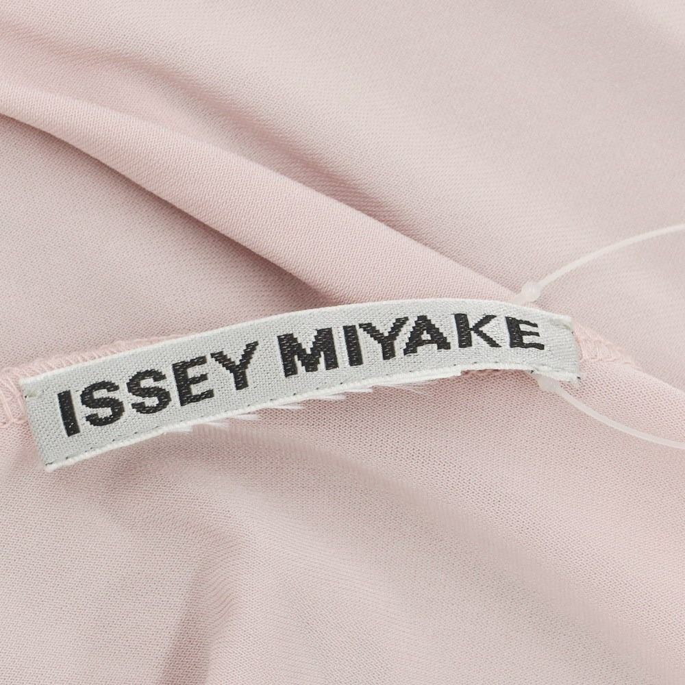 ISSEY MIYAKE - 【中古】イッセイミヤケ ISSEY MIYAKE 2024年春夏 長袖 カーディガン ピンク【サイズ表記なし(Lサイズ位)】【レディース】 中古】イッセイミヤケ ISSEY MIYAKE 2024年春夏 長袖 カーディガン