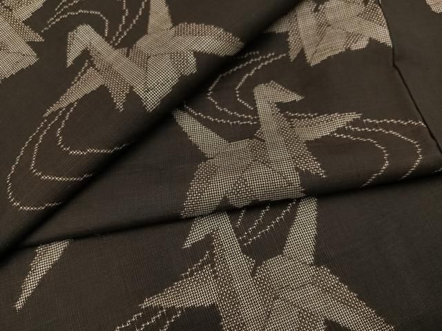 平和屋着物●本場大島紬　カタス9マルキ　折り鶴　正絹　逸品　AAAZ4484ph 平和屋着物○本場大島紬 カタス9マルキ 折り鶴 正絹 逸品 AAAZ4484ph