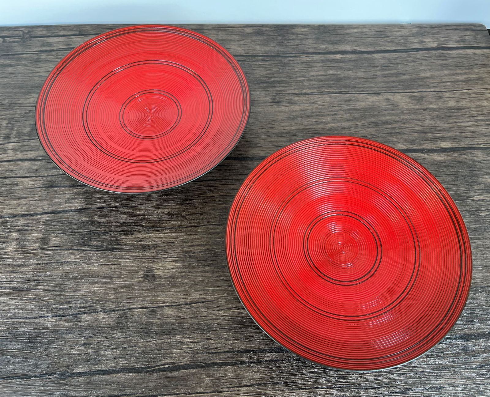 有田焼・未使用品】丸皿2枚セット〈根来赤線彫ファンシー8寸皿
