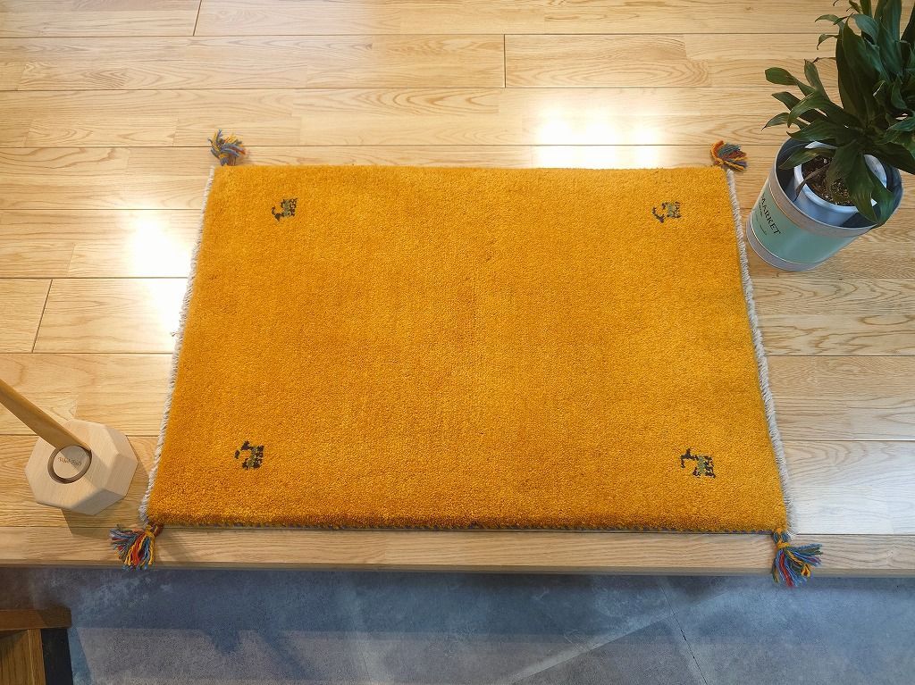 10 19迄メルカリ 目玉 ペルシャ ギャッベ 玄関マット ラグ 90x60cm 黄金色 ヤギ RJ12031G