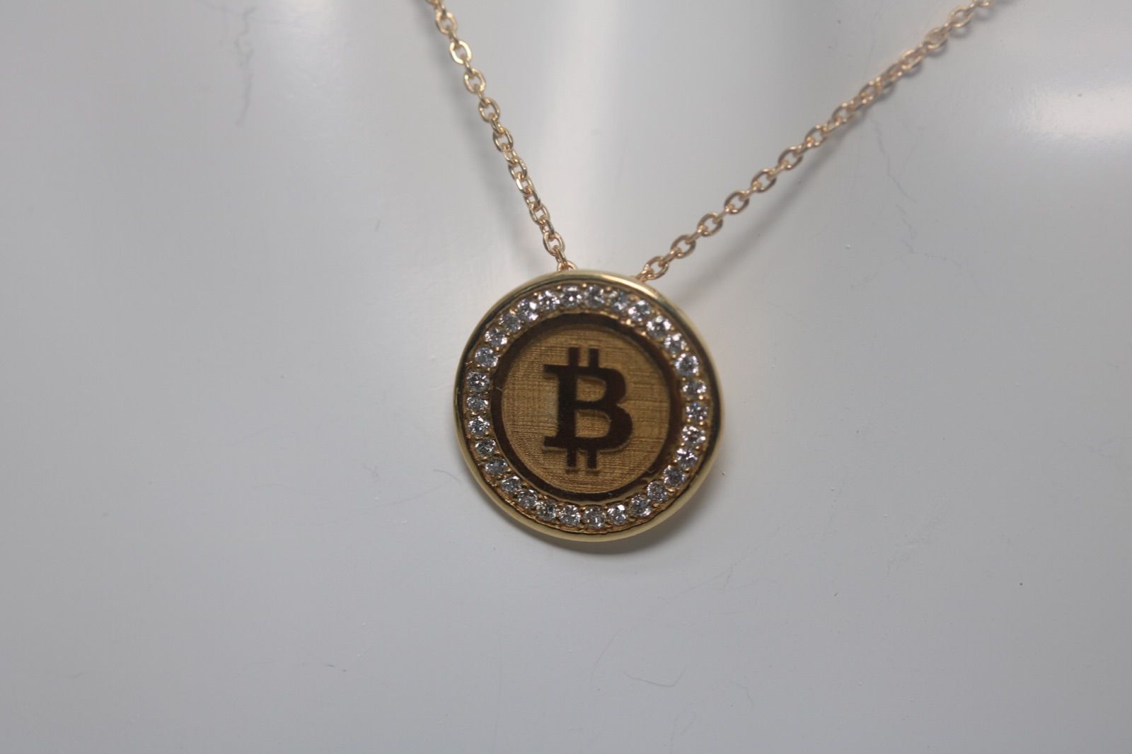 k18 ビットコインネックレス ダイヤモンド付き - メルカリ